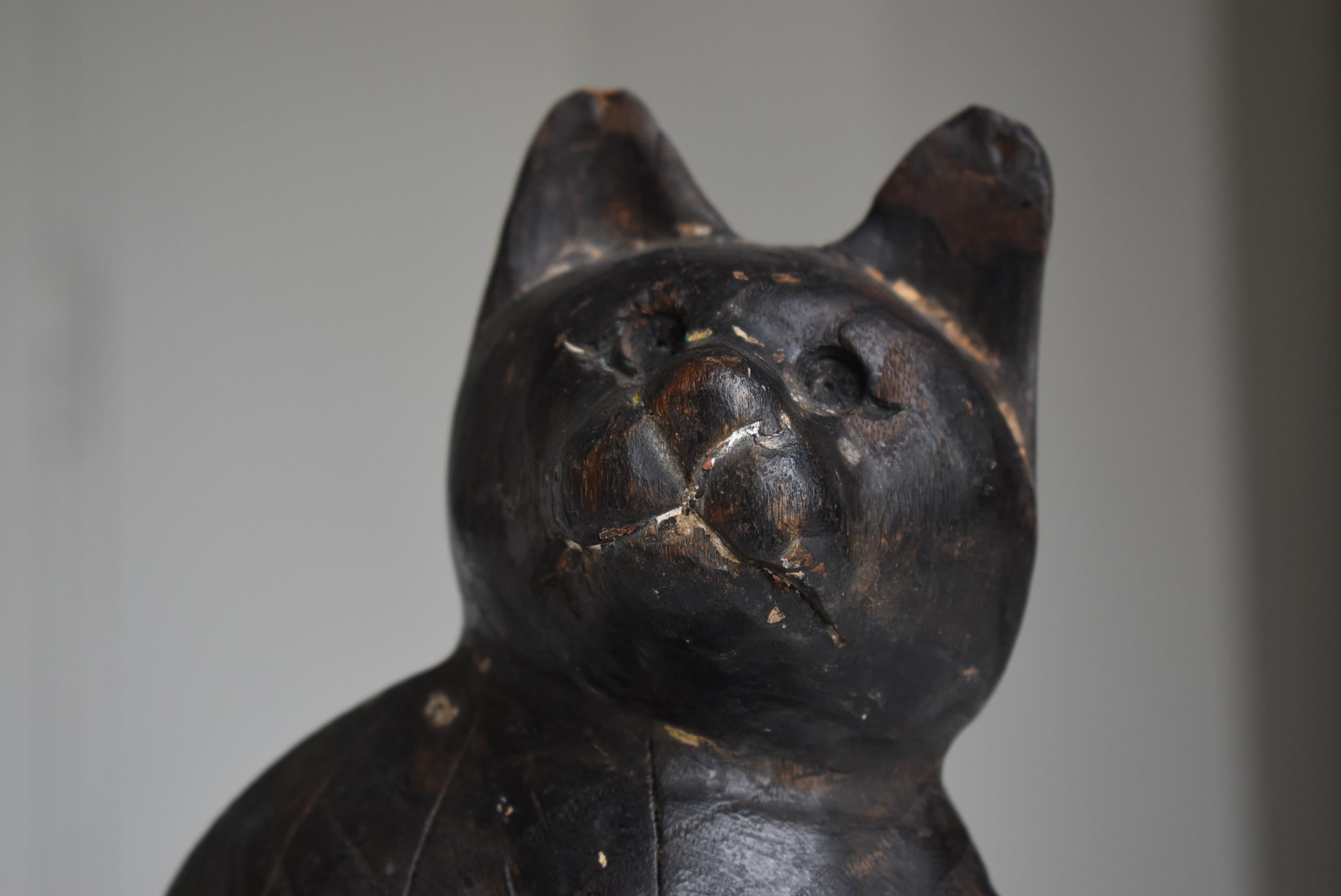 Old Japanese wood carving cat.
It seems to be from the Meiji era to the Taisho era.
The material is cedar.

This cat is called 