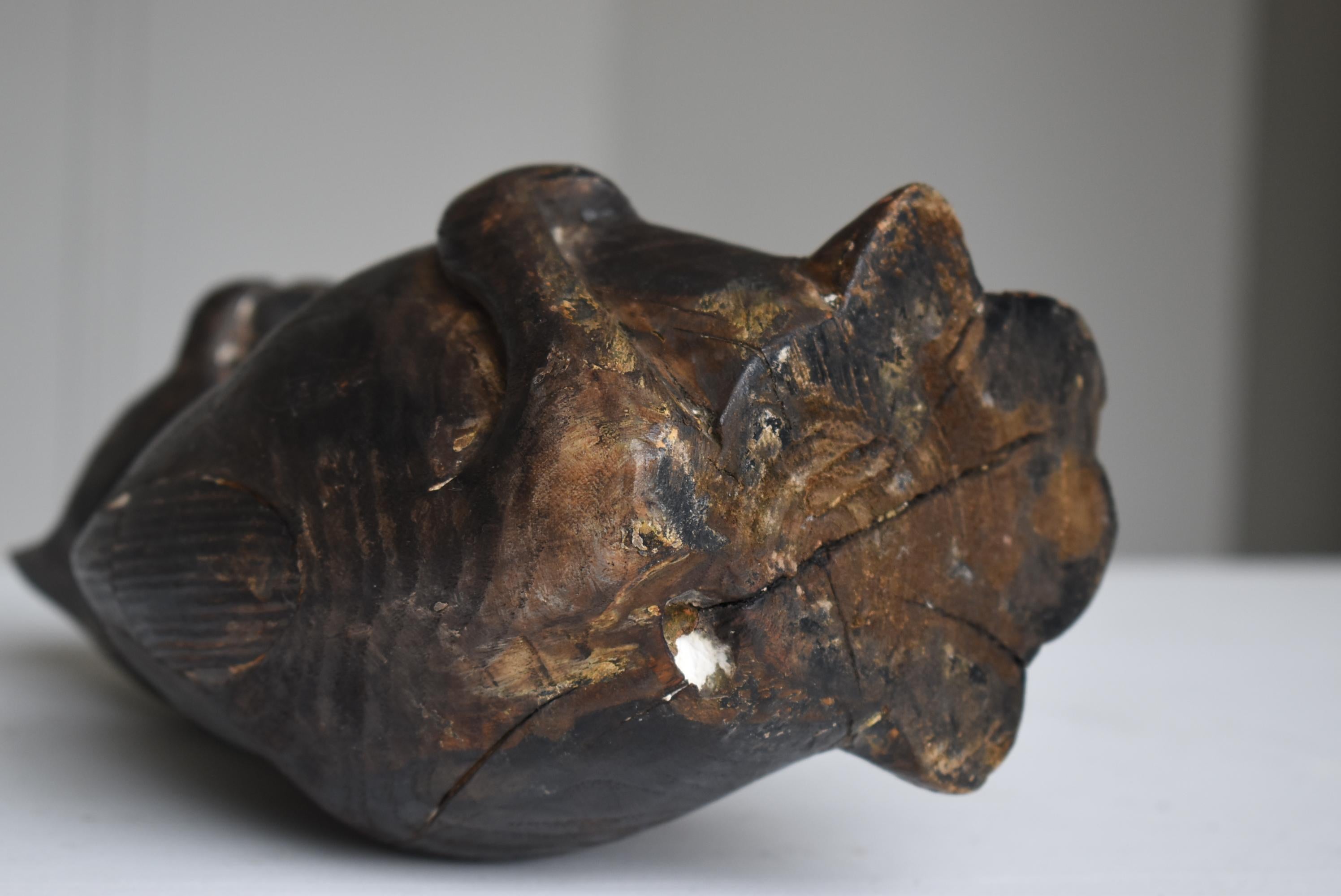 Japanese Old Wood Carving Cat 1860s-1920s / Antique Figurine Animal Sculpture In Good Condition In Sammu-shi, Chiba
