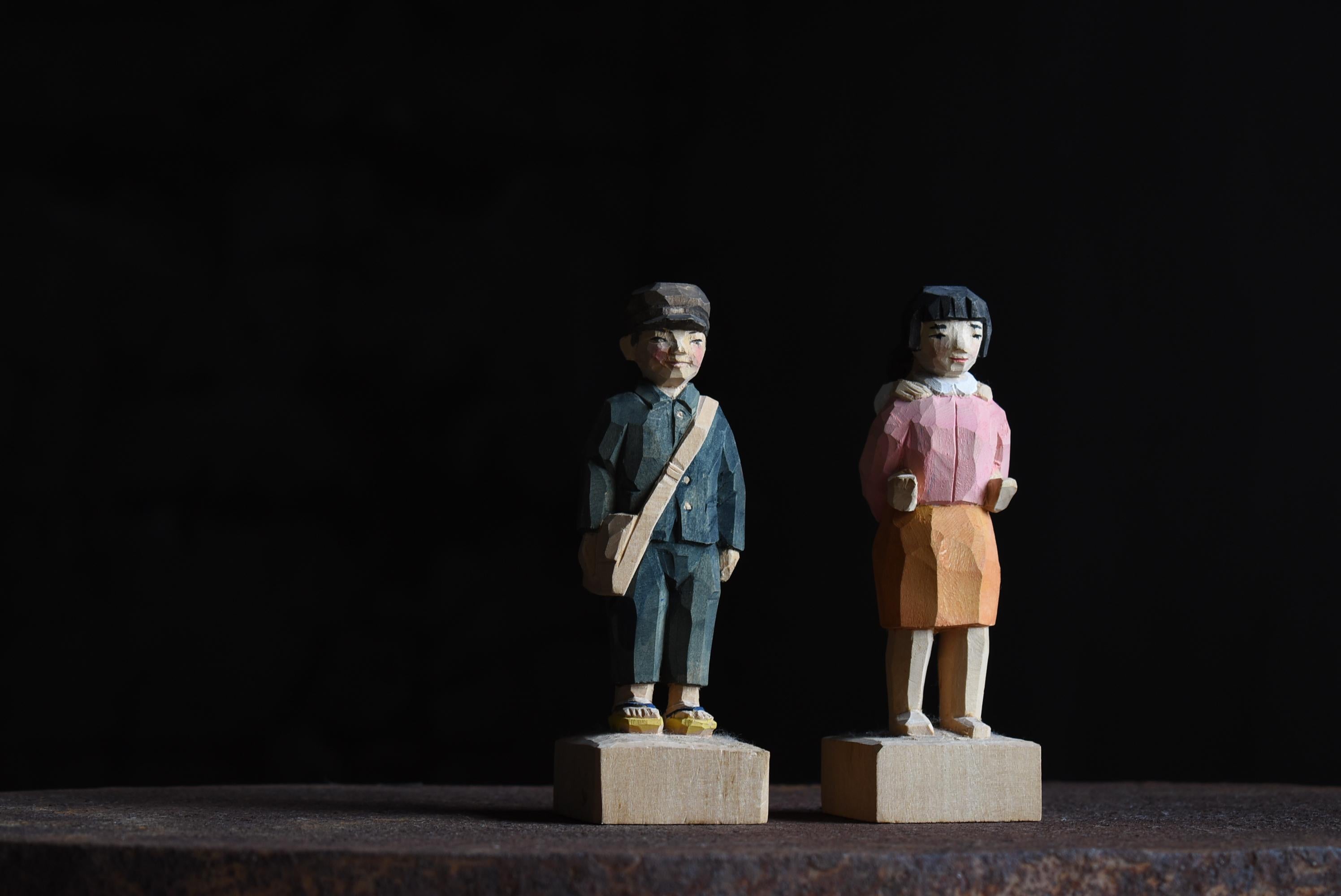 This is an old carved wood folk art made in Japan.
They are modeled after Japanese wartime children.
This is a wood carving from the mid-Showa period (1940s-1960s).

The carving is bold and the colors are very beautiful.
It is interesting to place