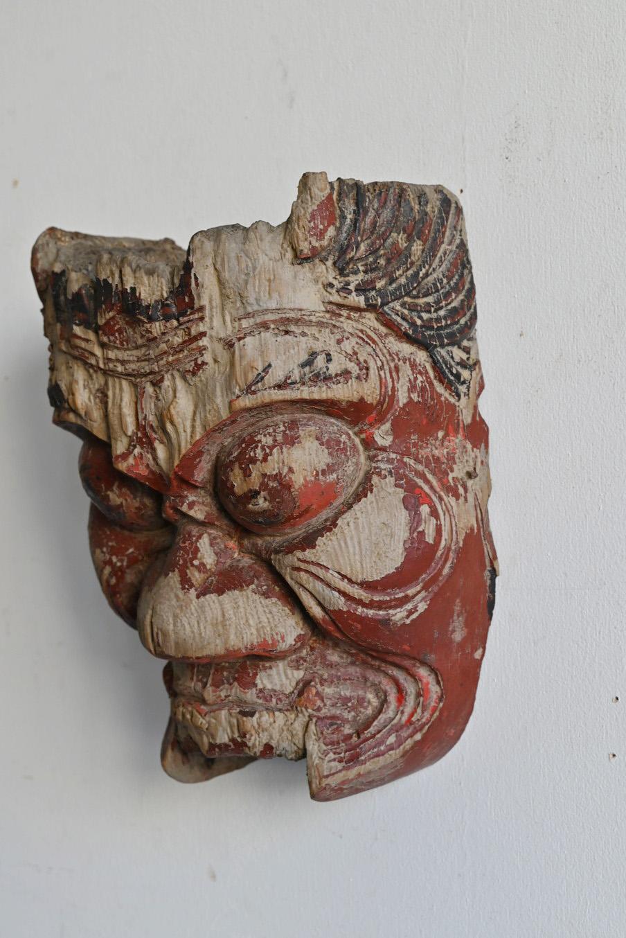 Japonais Masque démon japonais en bois ancien sculpté n° A/avant 19ème siècle/accroché au mur  en vente