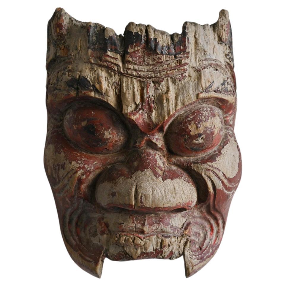 Masque démon japonais en bois ancien sculpté n° A/avant 19ème siècle/accroché au mur  en vente