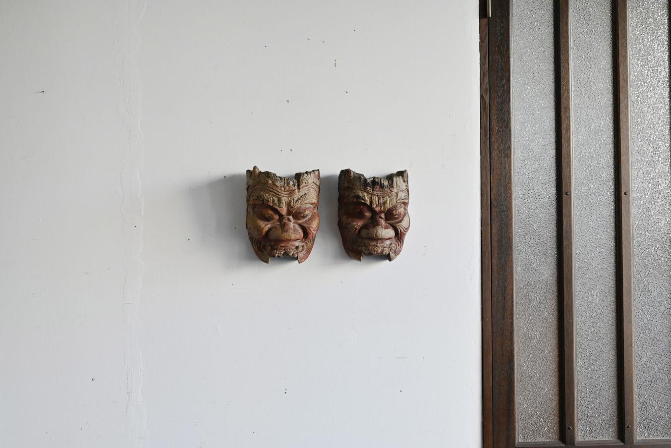 Sculpté à la main Masque démon japonais sculpté en bois ancien n°B/avant 19ème siècle/accroché au mur  en vente