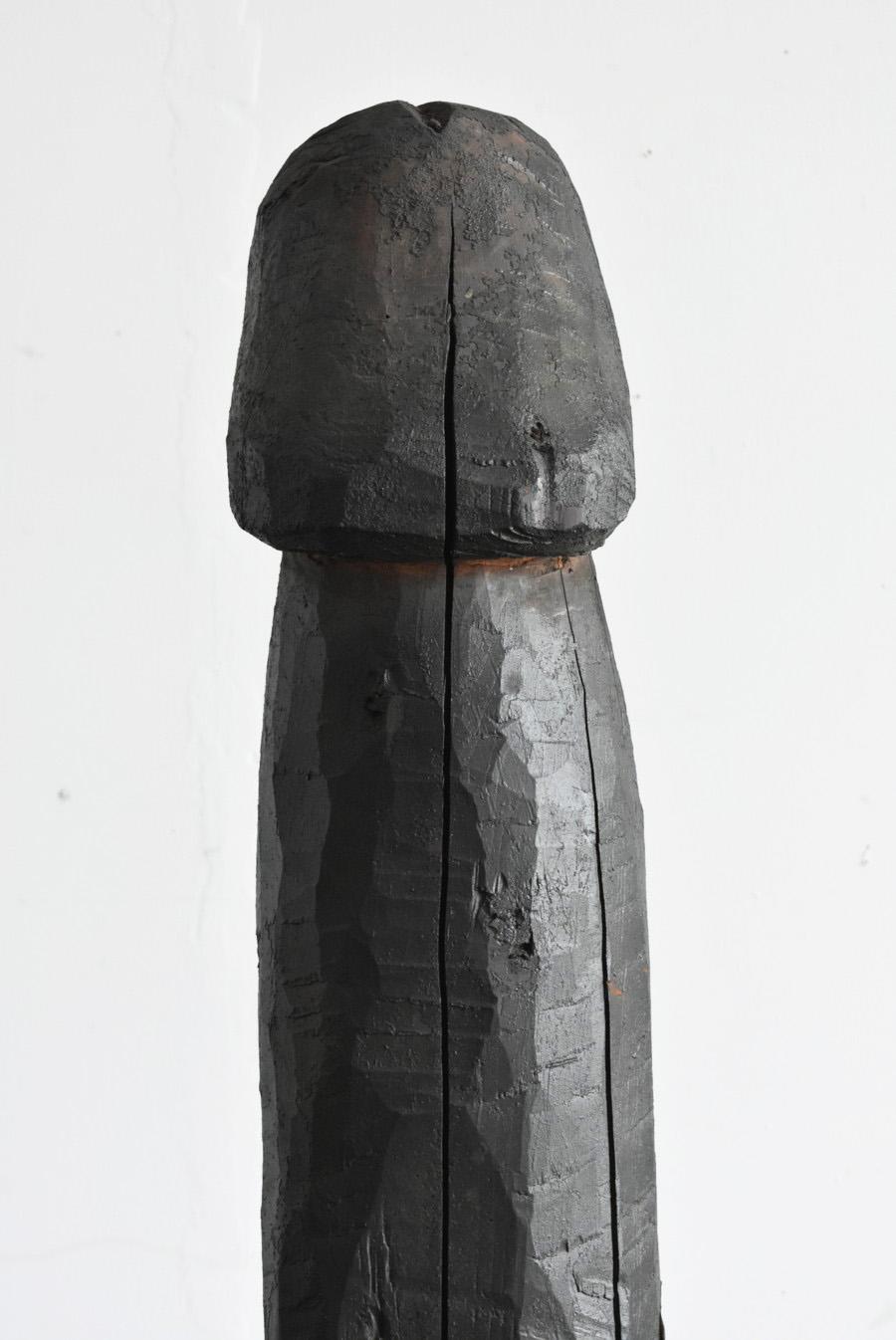It is a huge Japanese old wood carving penis.
It is from the late Edo period to the Meiji period. (1800-1920).

This is a votive offering.
The name of this item is called 