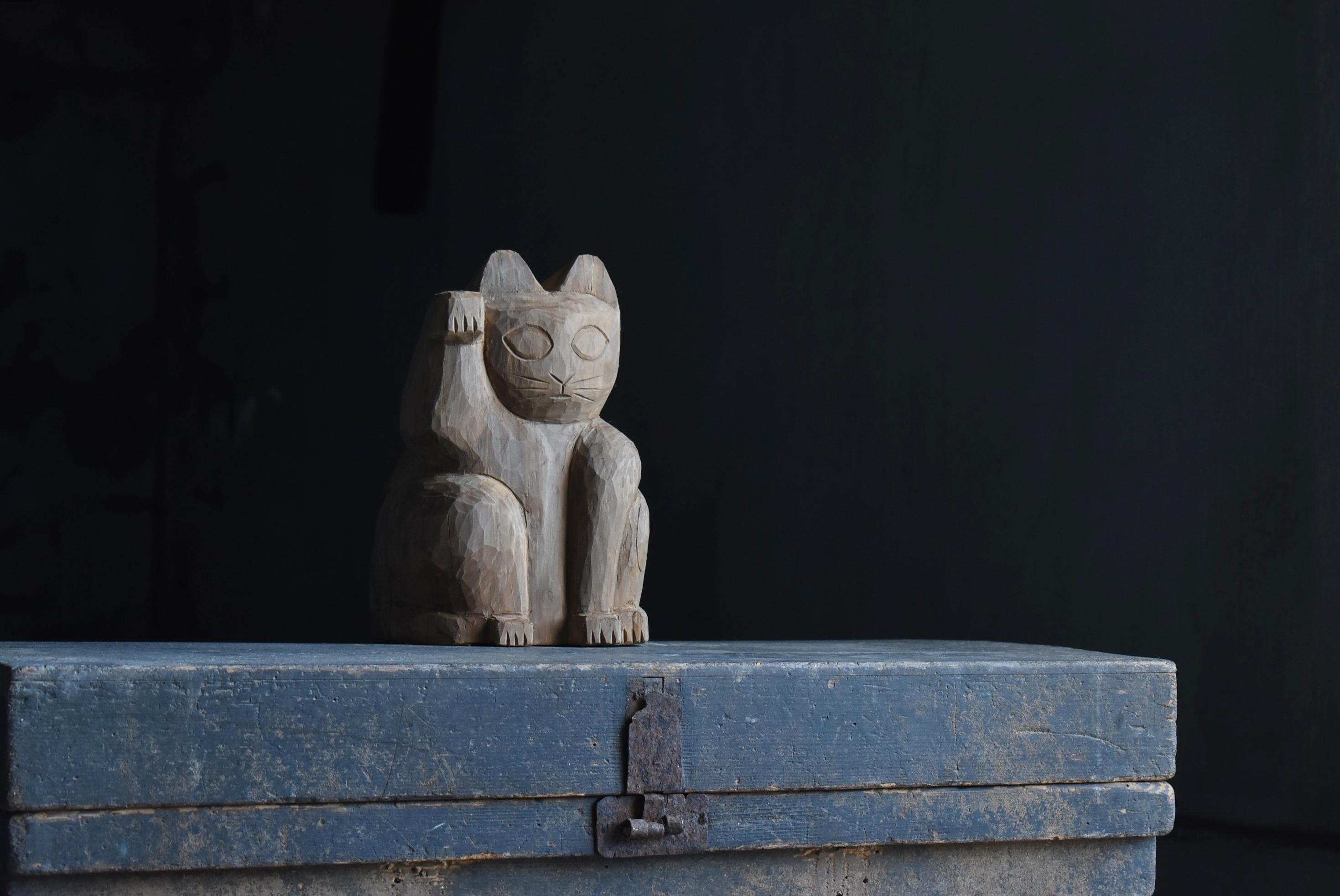 It is an old Japanese wood carving beckoning cat.
It is an item from the 1950s to the 1970s.
The material seems to be cedar.

In Japan, it has been popular for a long time as a lucky charm of 