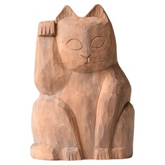 Japanische japanische alte Holzschnitzerei Maneki Neko 1950er-1970er Jahre/Bekrönte Katzen-Skulptur Mingei