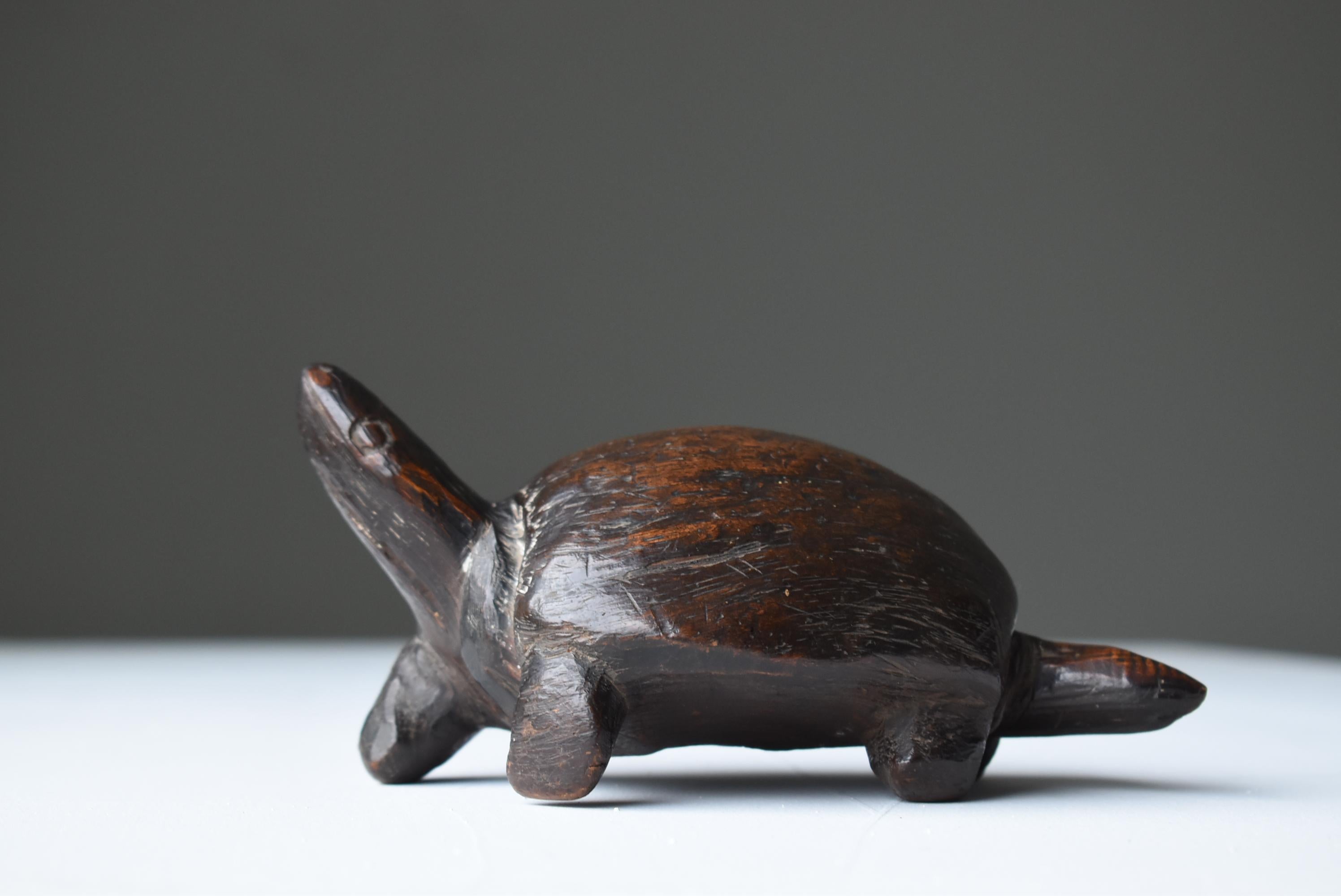 It is a Japanese wood carving turtle.
It is a hand carving using a wooden knob.
It is an item from 1900 to 1920.

The material is unknown, but it has grown to a great taste.
I feel a deep love.

This item is very rare even in Japan.
I highly