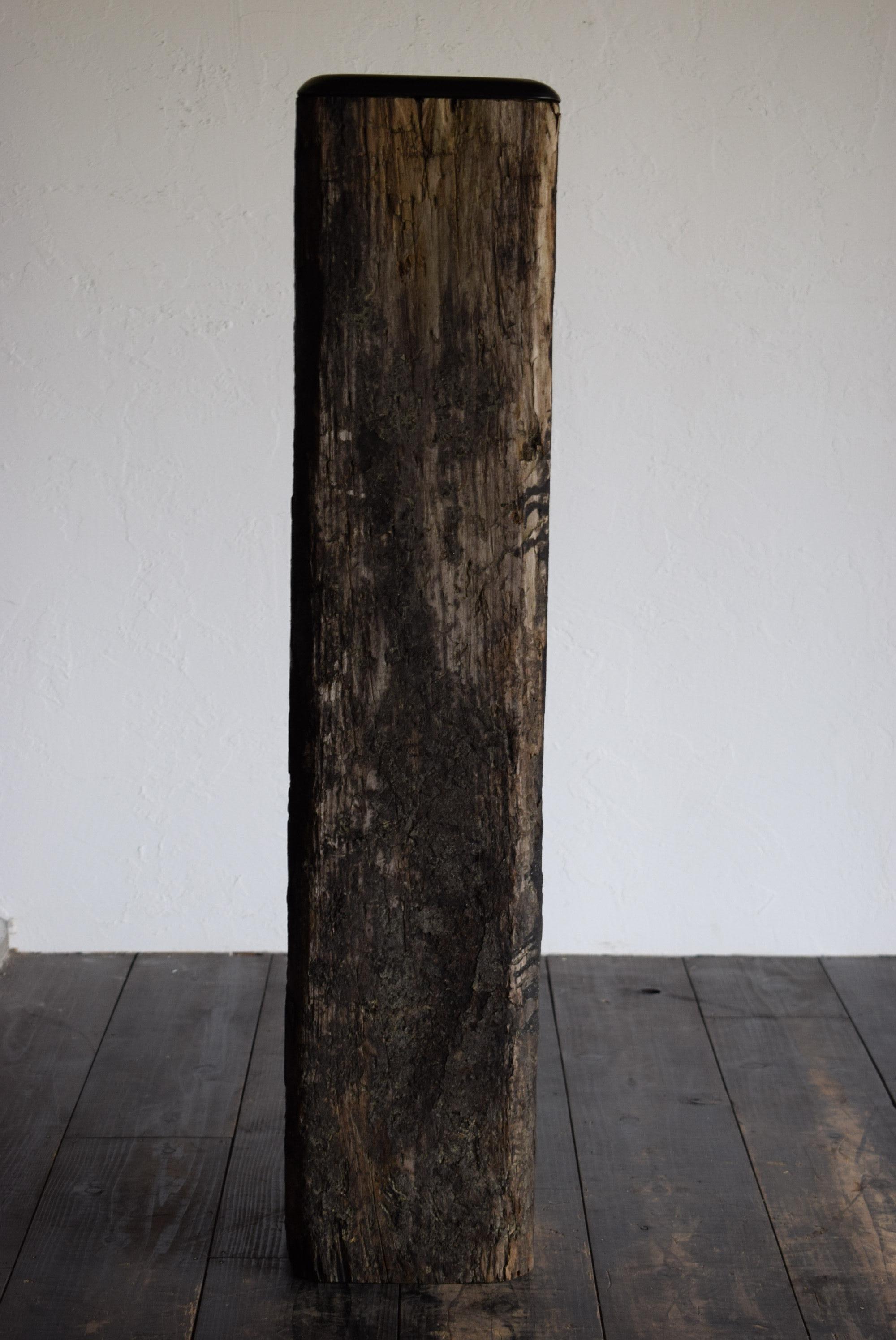 This display stand is made by combining old wooden sleepers with a newly made tabletop. 

The top of the display stand is finished with cashew paint, like lacquer, and has a jet black finish with fine hairlines, giving it a surface that looks like