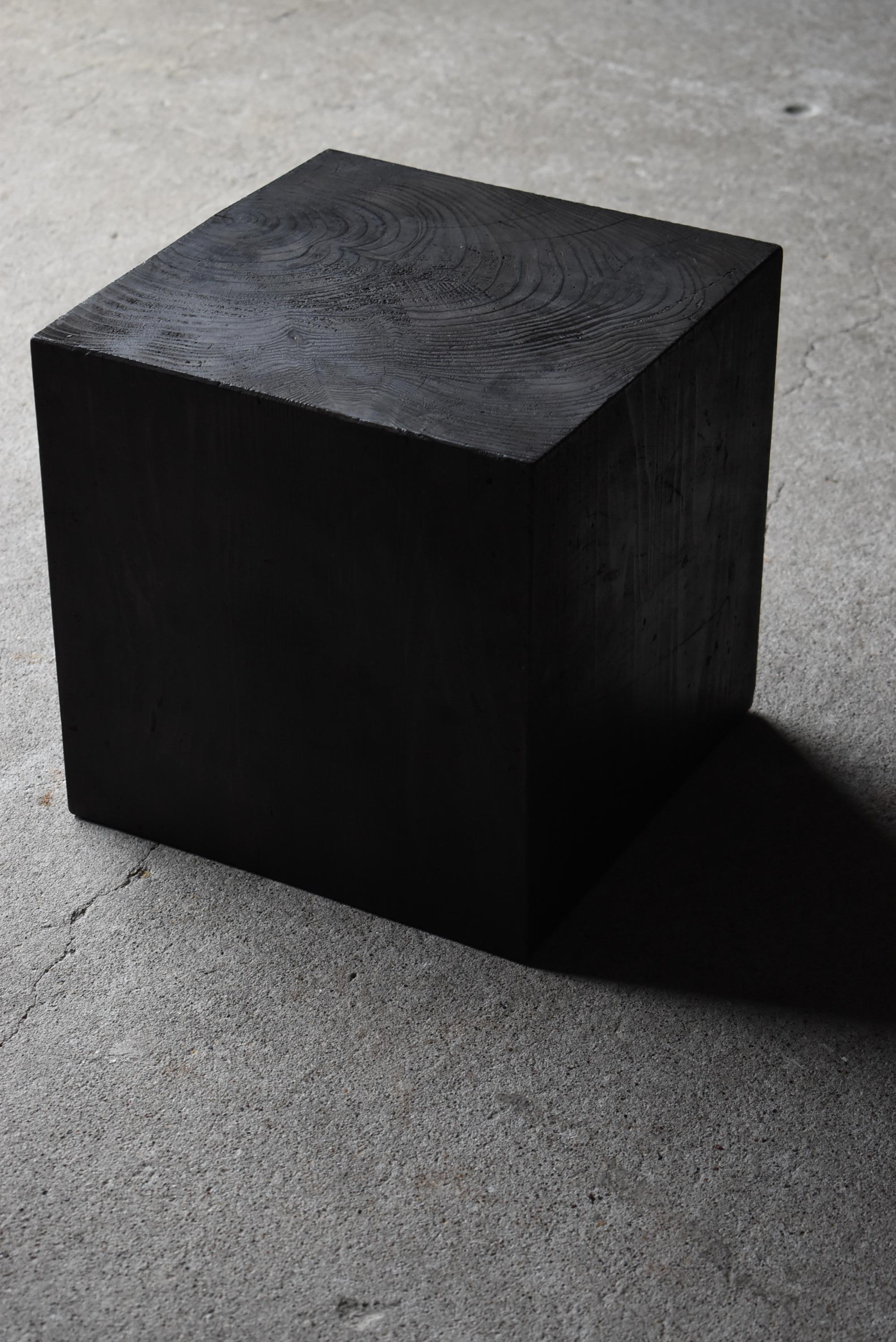 Old Japanese black wooden block stool.
It is from the mid-Showa period (1940s-1960s).
Material is pine wood.

Carved from a single pine tree.
Dynamic and massive.
Sturdy and stable.

Black lacquer is applied and the texture is beautiful.

It is