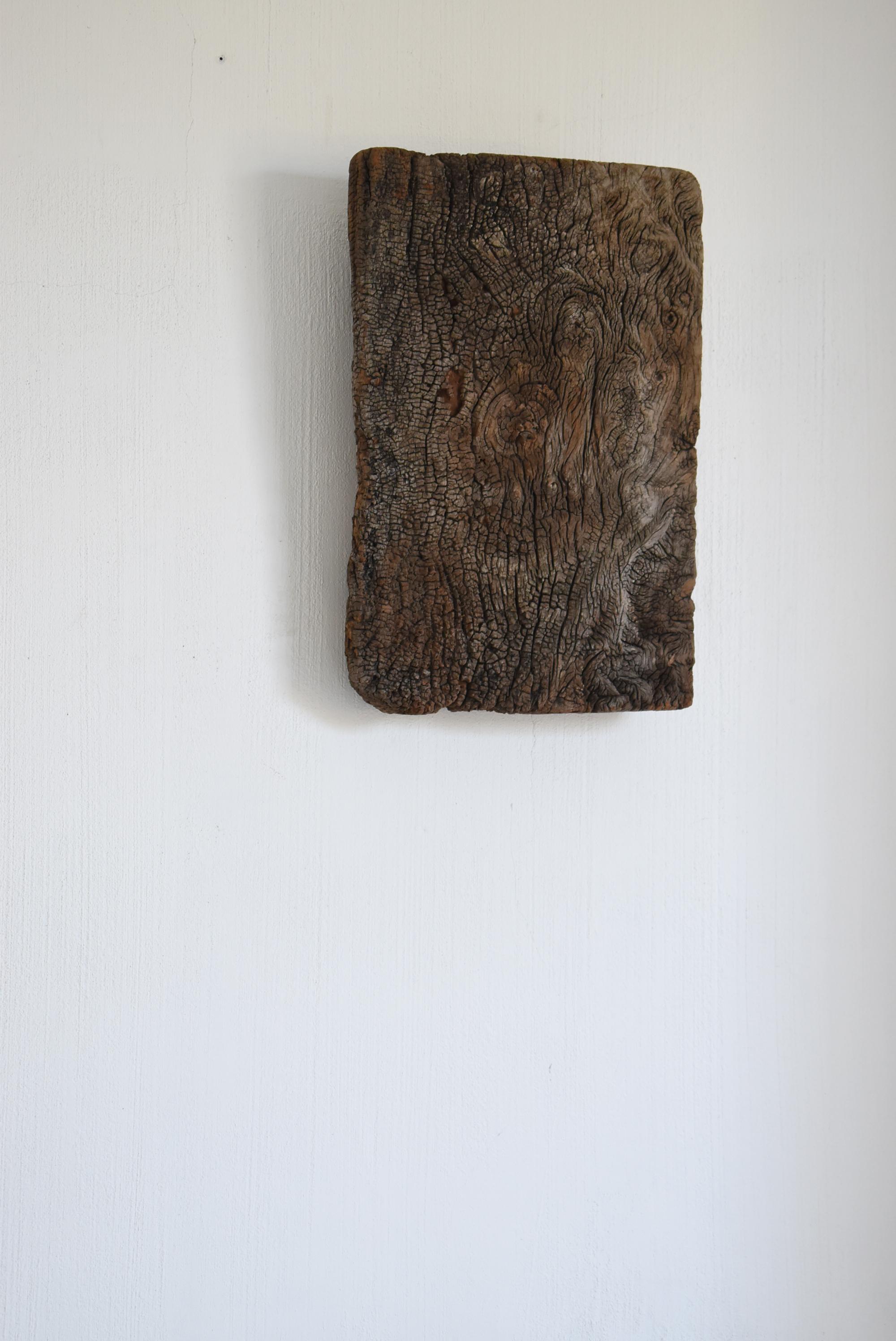 It is an old Japanese wooden board.
The era is unknown, but it is quite old.

The decaying figure is very beautiful.
We recommend decorating it on the wall.

Weight 13 kg

Due to the nature of the item, pieces of wood may spill.