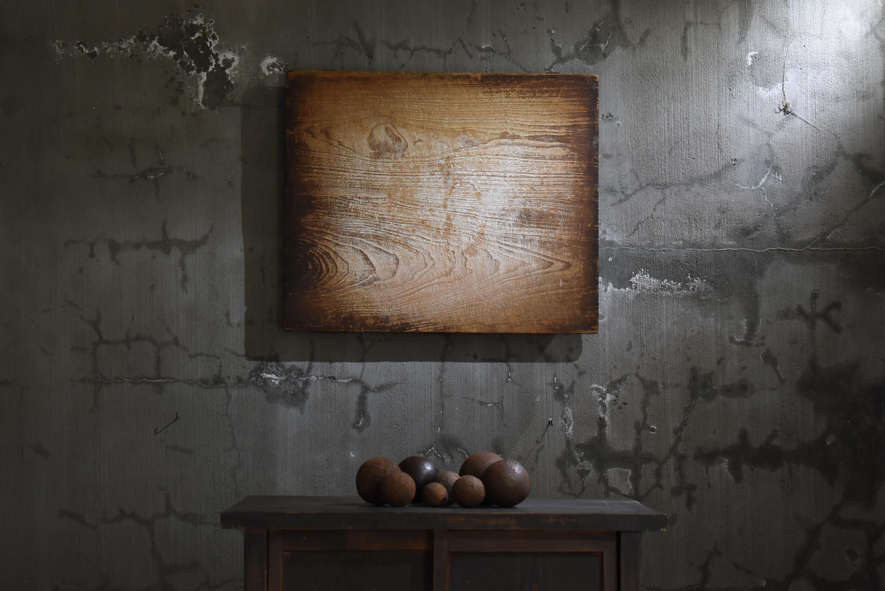We Japanese introduce unique aesthetics, purchasing routes, and unique items that no one can imitate.

It is a work board used in Japanese private houses.
It is an item from the Meiji era to the Taisho era.
The material is cedar.
It seems that