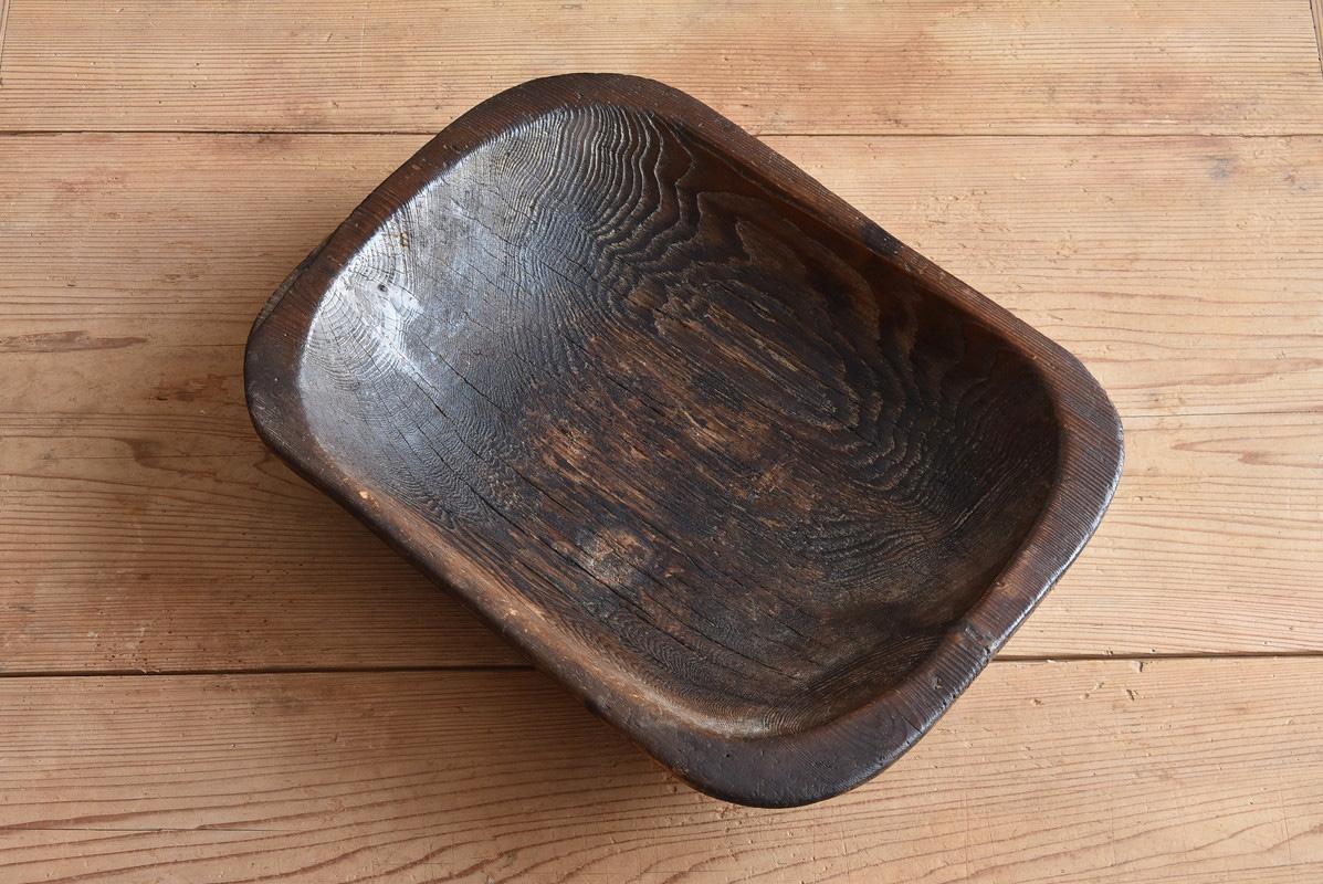 This is a bowl made of cedar wood.
I think it is one of the farm tools.
I don't know in detail how it was used.
But don't you think it's very cool and has a nice atmosphere?
Such an old atmosphere is called 