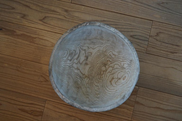 A wooden bowl with a beautiful grain.
It is rare to find such a beautiful grain of wood.
It seems to be around the Meiji era.
It is carved by hand from a block of wood.