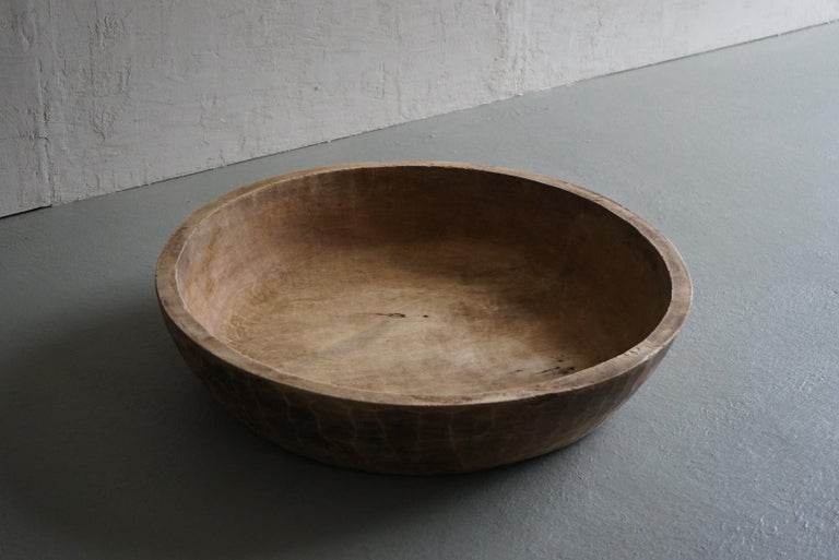 It is an old Japanese wooden bowl.
We handle a lot of wooden pots, but large sizes are rare.
There is a chisel mark on the back side, and you can feel the handwork.
Recommended for display.