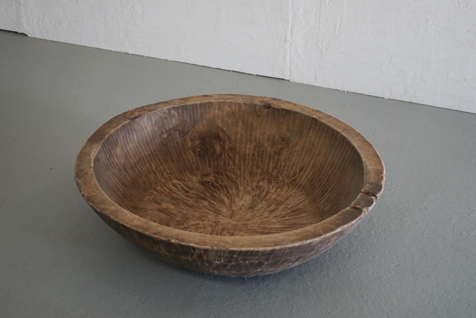 It is an old Japanese wooden bowl.
It is carved from a block of wood.
Therefore, you can see the chisel marks on the front and back.
It's a wonderful handiwork.
There are small cracks due to age.
It weighs 6.6 kg.
