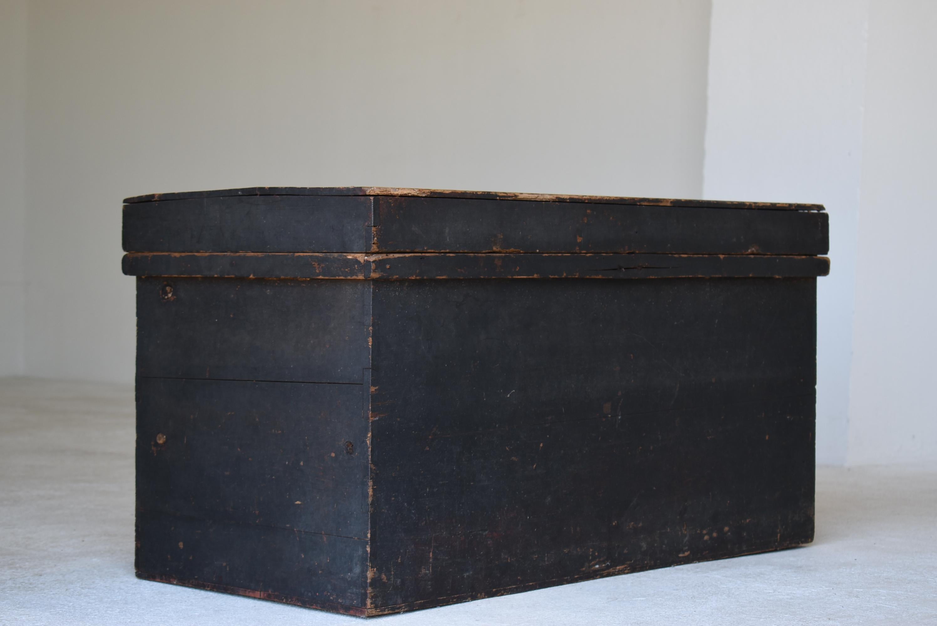 It is an old Japanese wooden box.
A box containing a kimono and a futon.
The material is cedar.

It is an item from the late Edo period to the Meiji period.
The soot has fallen and it has turned black.
I can't get soot.

You can also use it