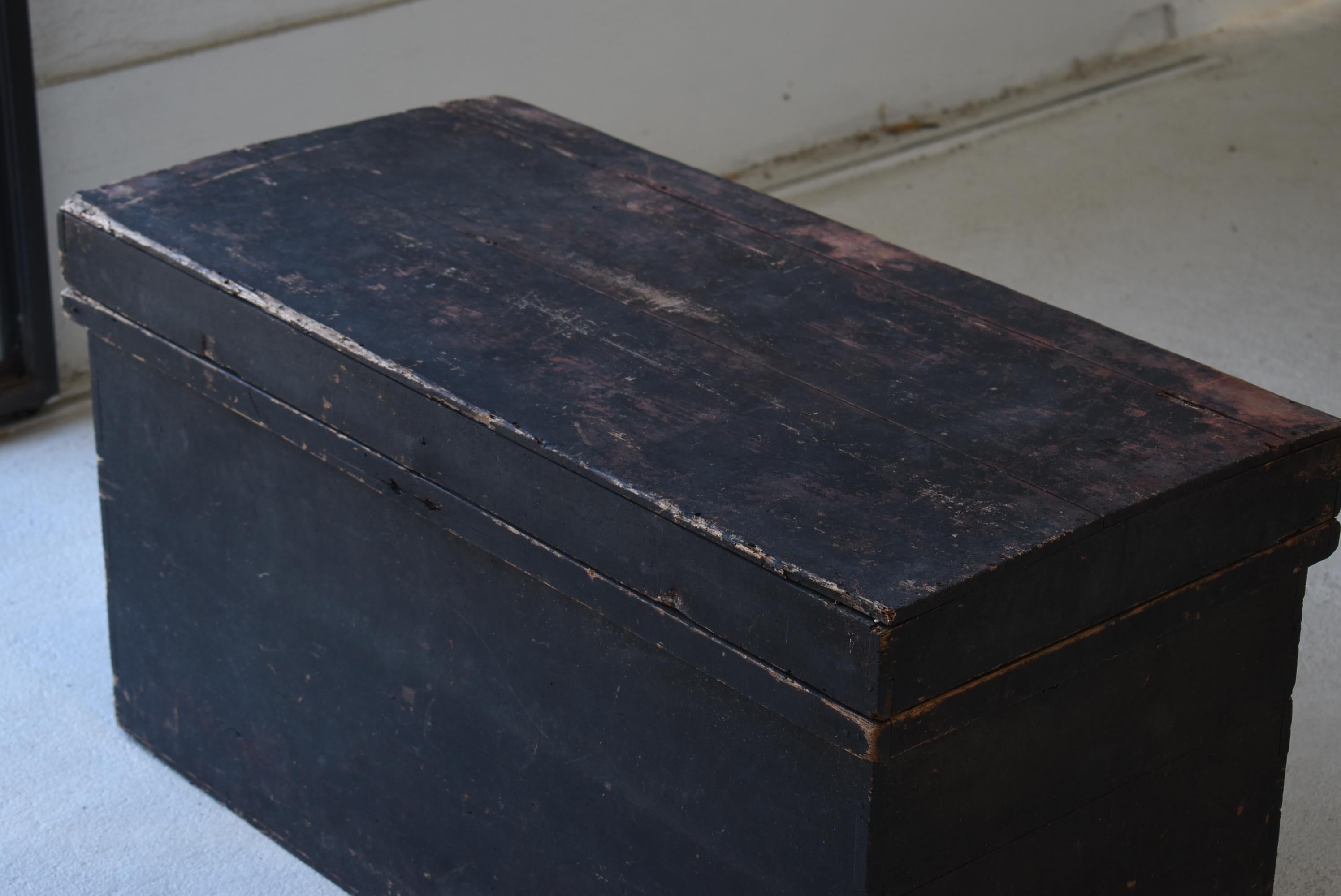 Japanese Old Wooden Box 1800-1900 / Antique Storage Side Table Coffee Table In Good Condition In Sammu-shi, Chiba