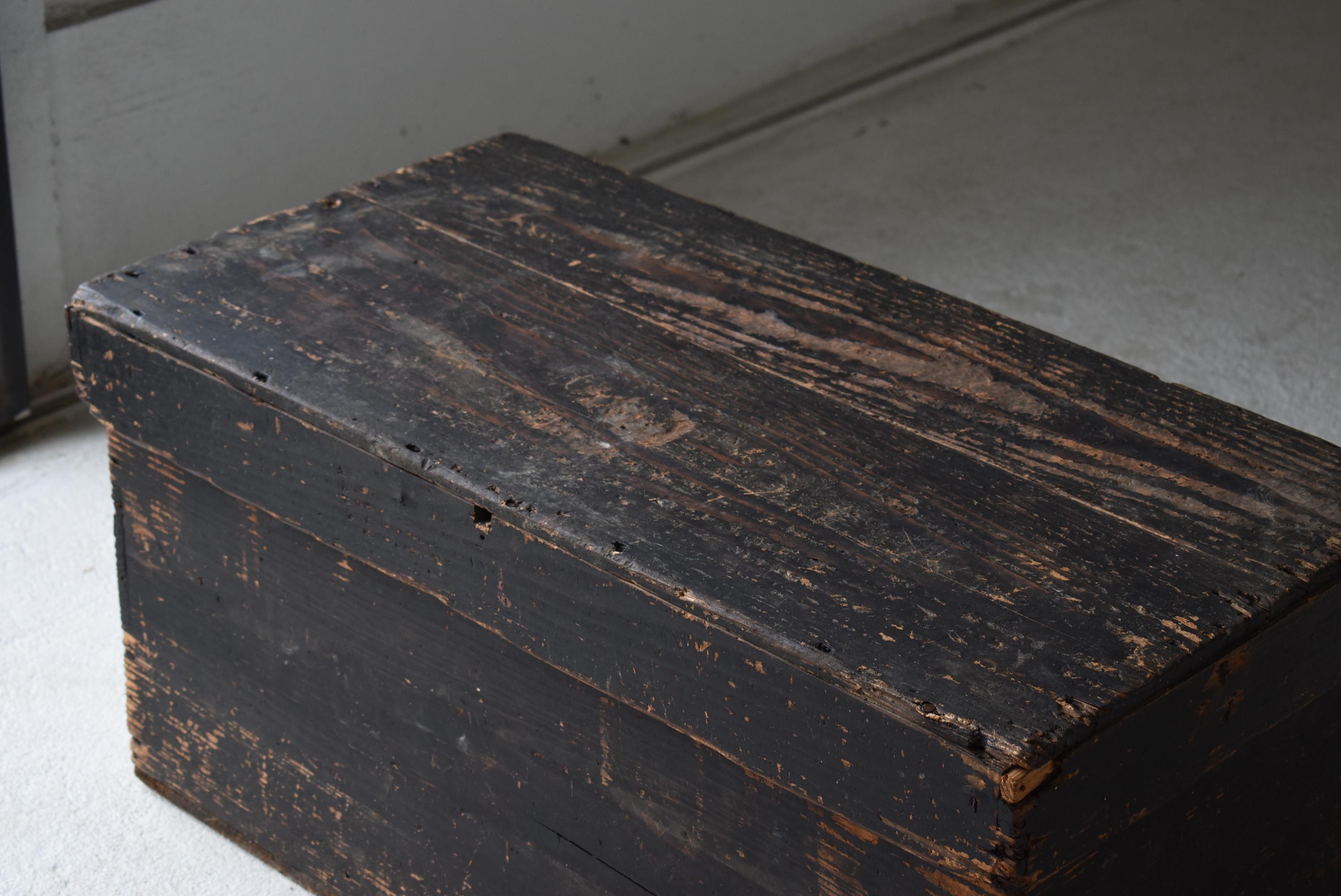 It is an old Japanese wooden box.

The material is cedar.

It is an item from the late Edo period to the Meiji period.
The soot fell and turned black.
It is a beautiful shade.

You can also use it as a sofa table.
It is simple and beautiful