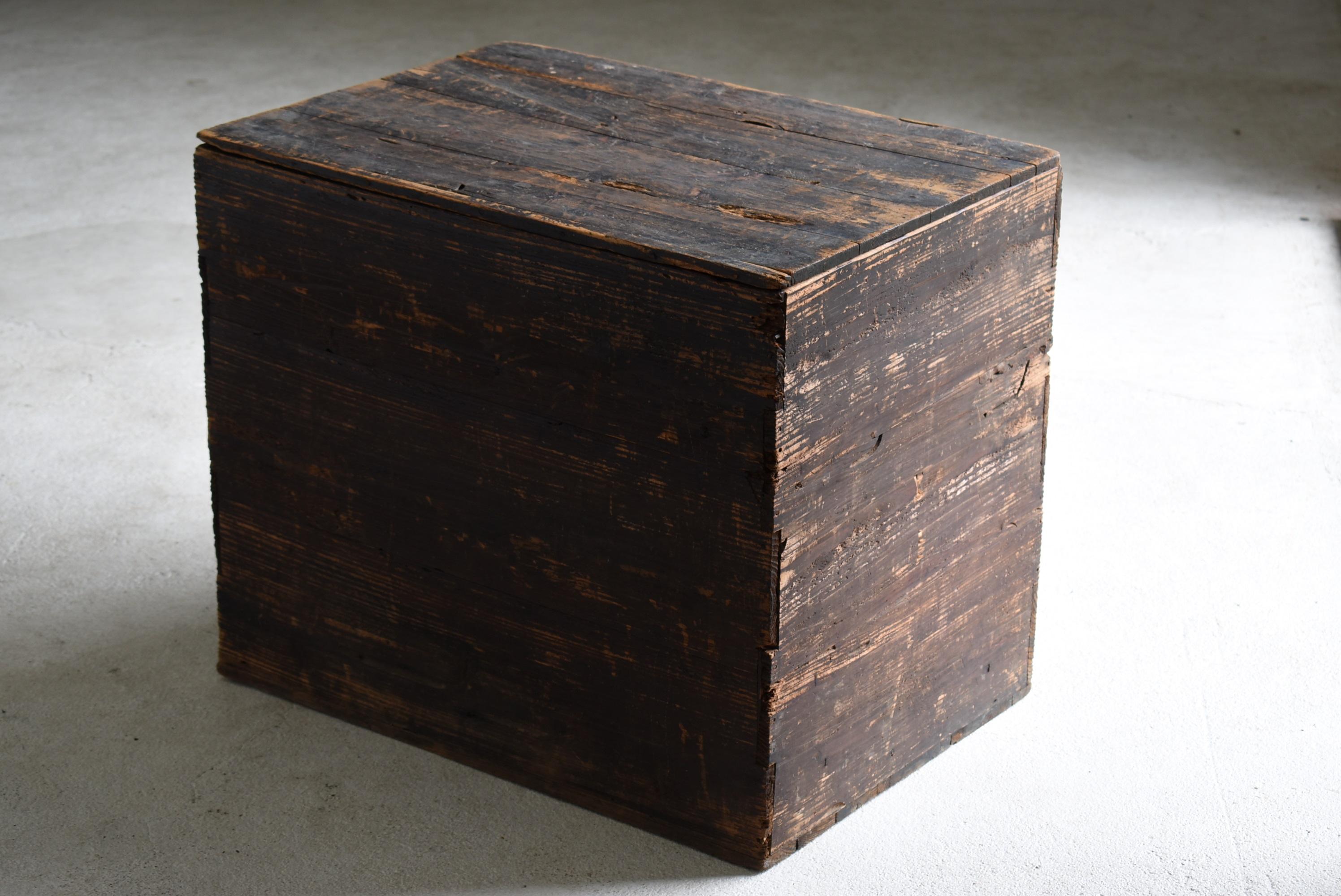 It is an old Japanese wooden box.
It is an item of the Meiji era (1860s-1920s).
The material is cedar.

You can also use it as a sofa table.
It is simple and beautiful because there are no extra metal fittings.

There is a drawer storage at