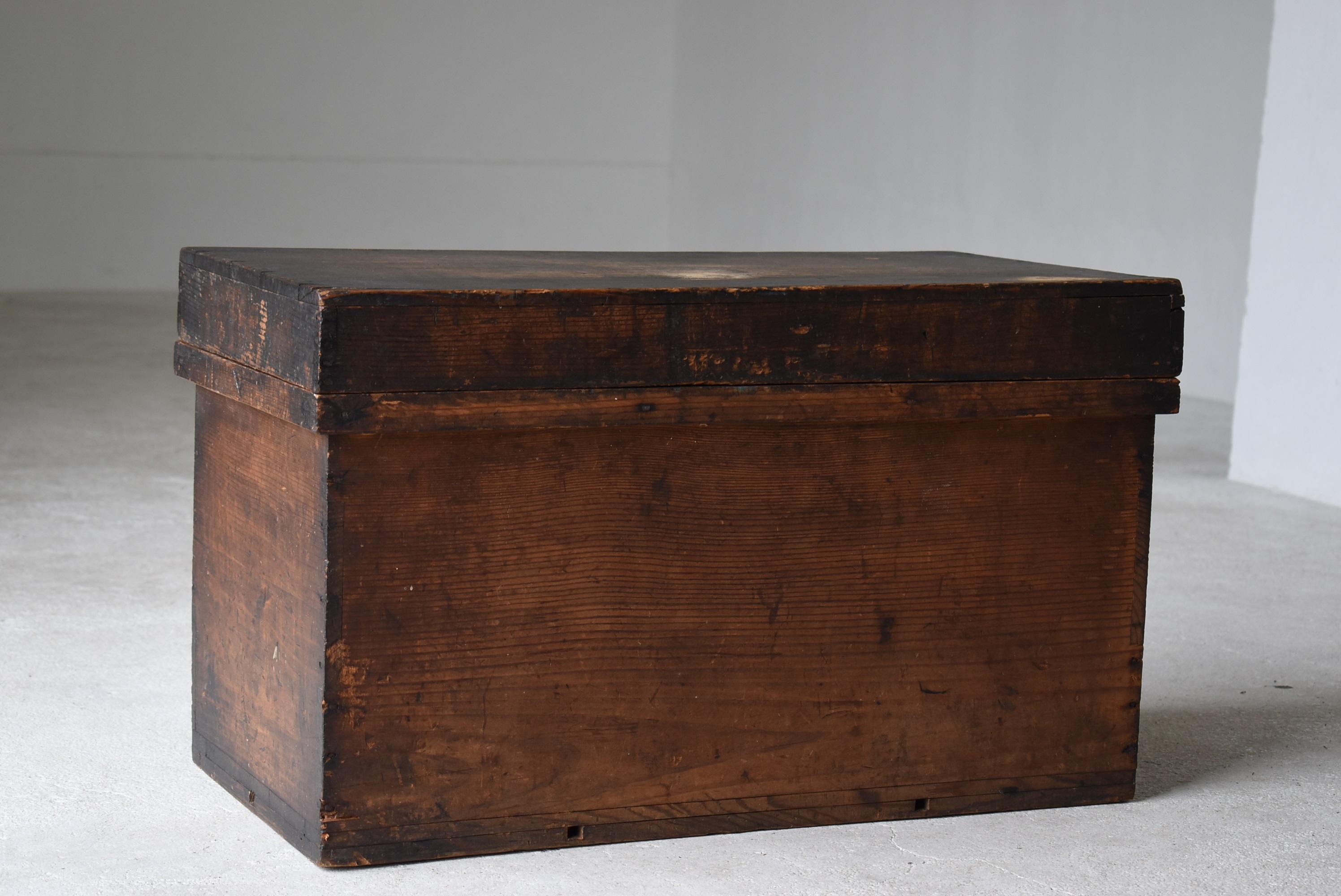 It is an old Japanese wooden box.
It is an item from the Meiji era (1860s-1920s).
The material is cedar.

It is a simple and beautiful wooden box.
You can also use it as a sofa table.


This is rare.
I recommend it.

Weight: 8 kg.