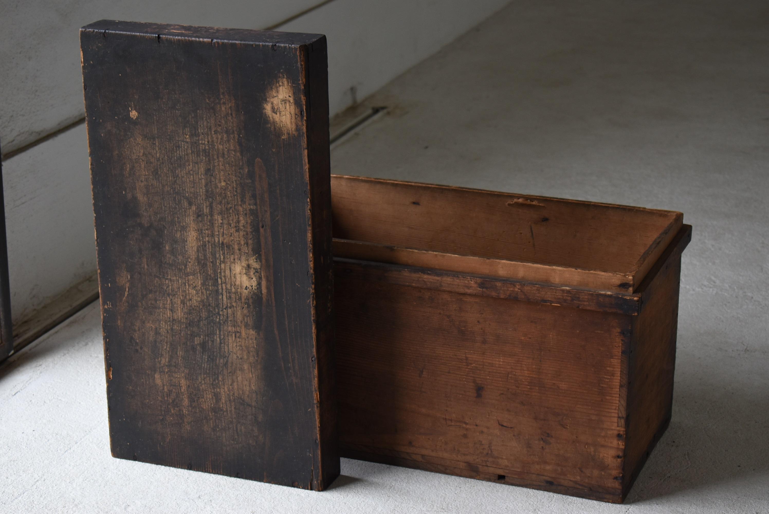 Japanese Old Wooden Box 1860-1920/Antique Storage Sofa Table Tansu Coffee Table In Good Condition In Sammu-shi, Chiba