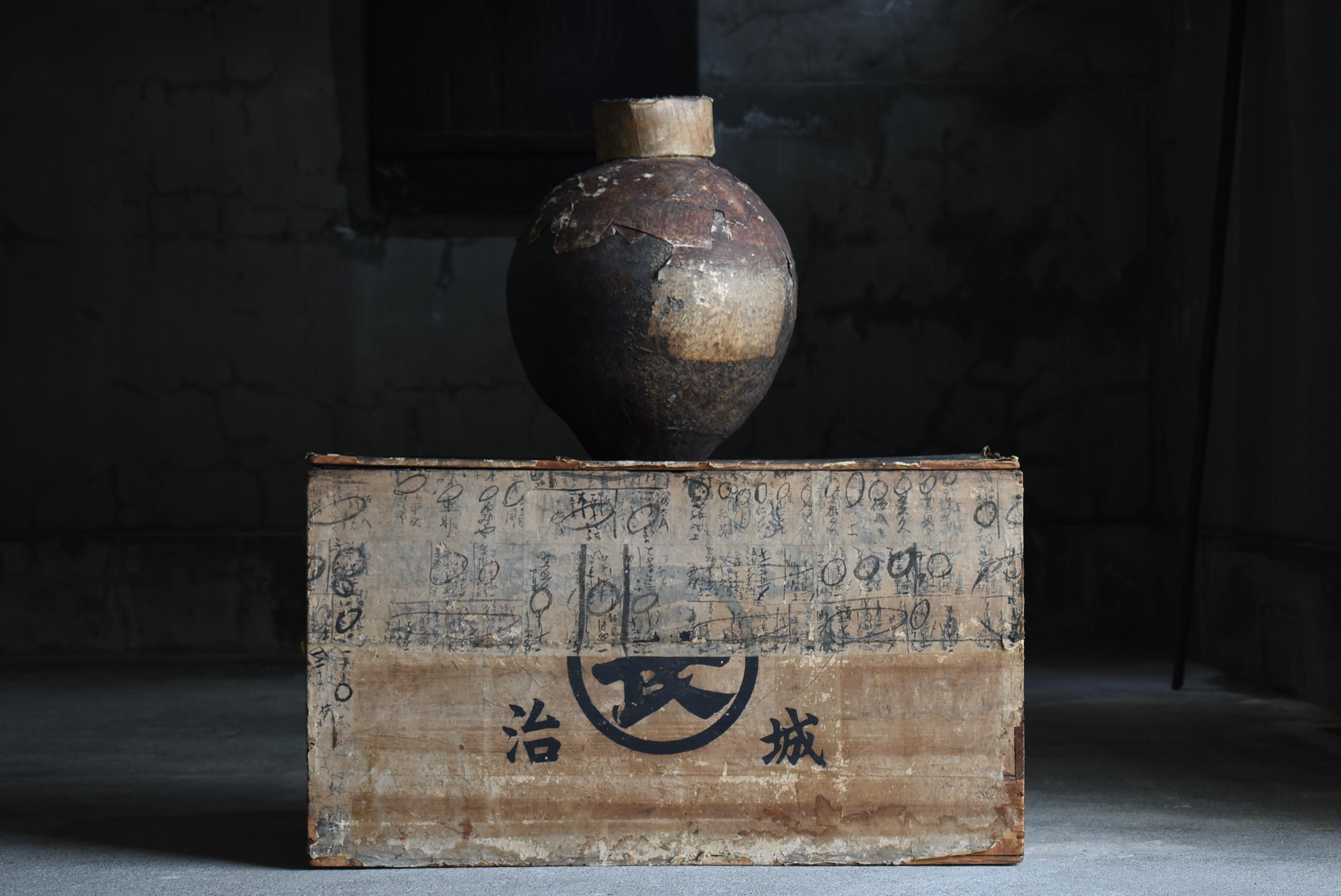 It is an old Japanese wooden box.
It was used to store rice.
It is an item from the Meiji era. (1860s-1920s)

Japan is a humid country.
Therefore, paper was pasted to prevent humidity.
The inside of the box is covered with galvanized