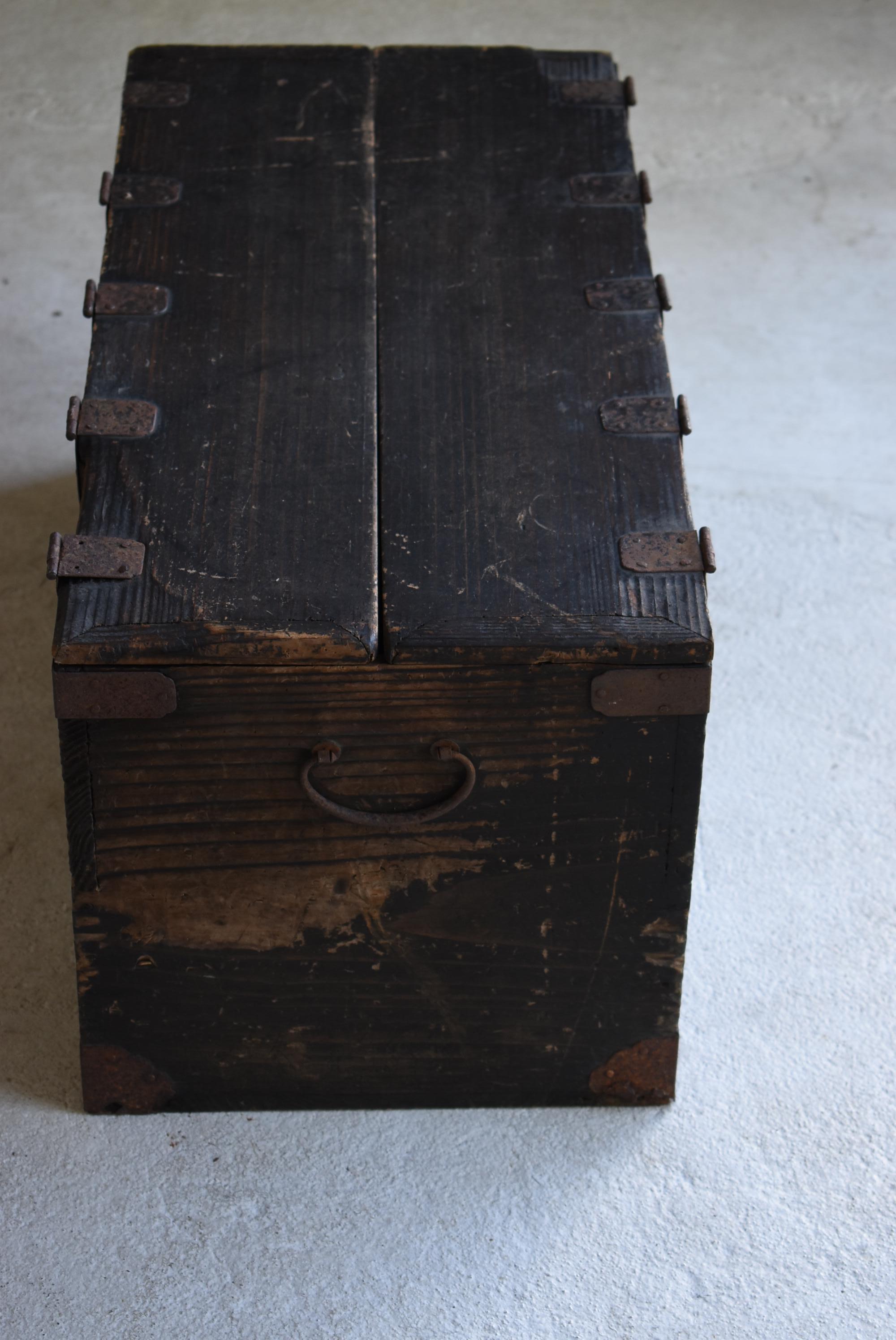 It is an old Japanese wooden box.
It is an item from the Meiji era. (1860s-1920s)
The material is cedar.

It is a very rare type of box with double doors.
The arrangement of the hinges is also beautiful.

The inside of the box is clean and in