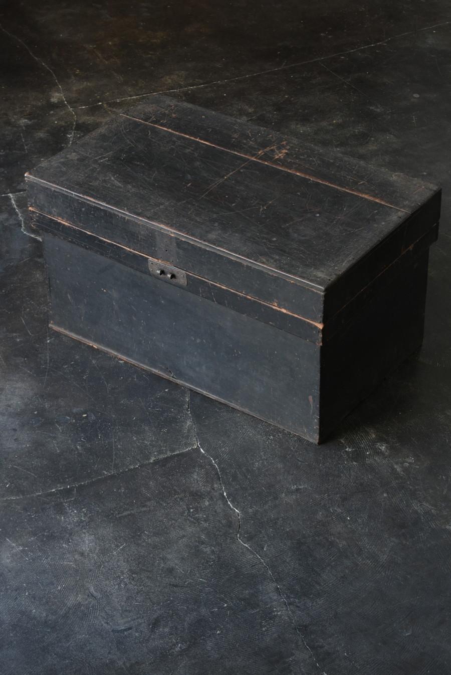 The wooden box made from the Meiji period to the Taisho period (1868-1900).
The wooden box made by combining simple cedar boards.
I think it was a box that contained some tools.
For many years, soot from the hearth and other parts stuck together