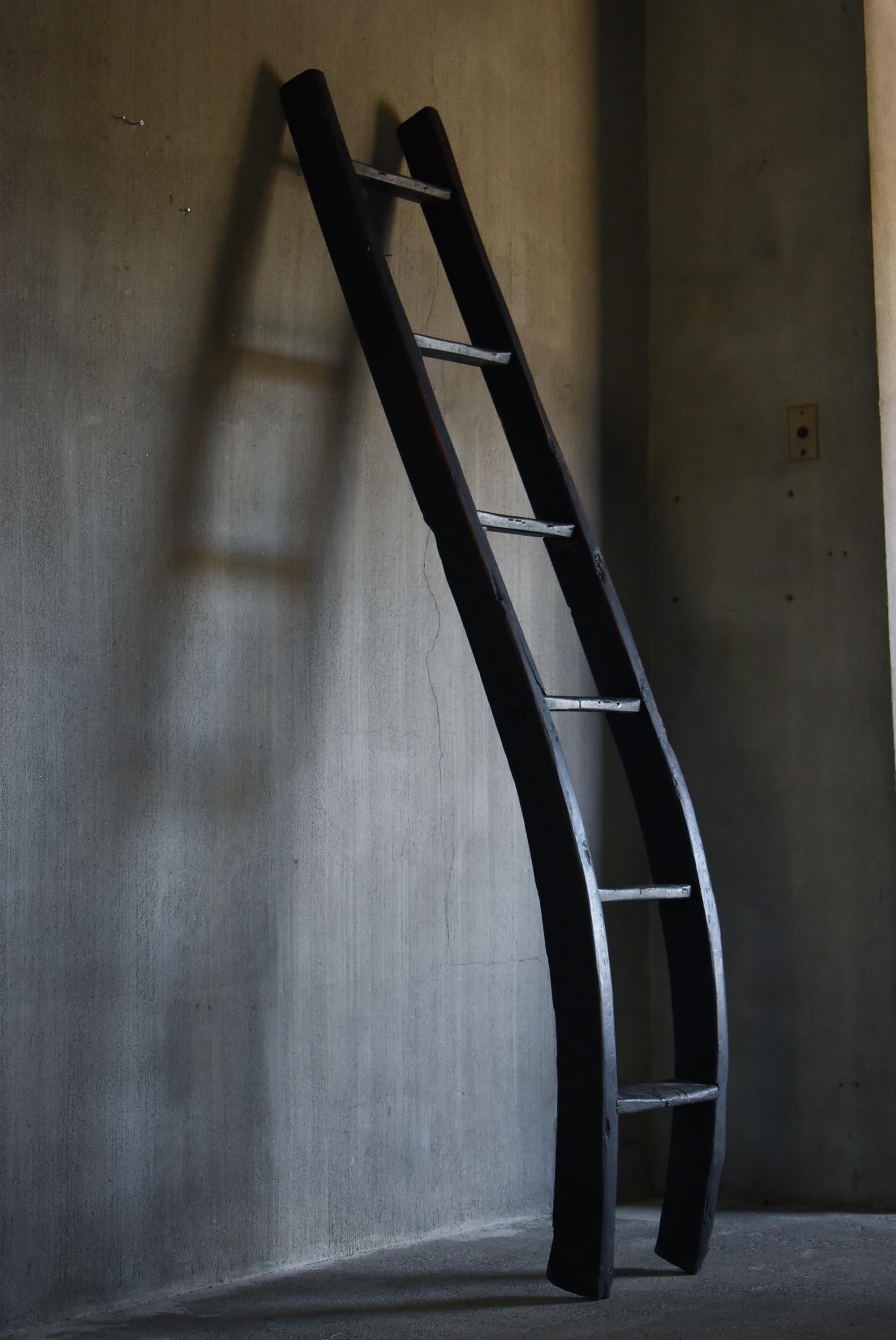 It is a ladder of an old Japanese private house.
It is an item from the Edo period.

This is black and beautiful.
Why is it black?
Because there is soot.
Japan has a hearth culture.
When the soot from the hearth reaches the ladder, it turns