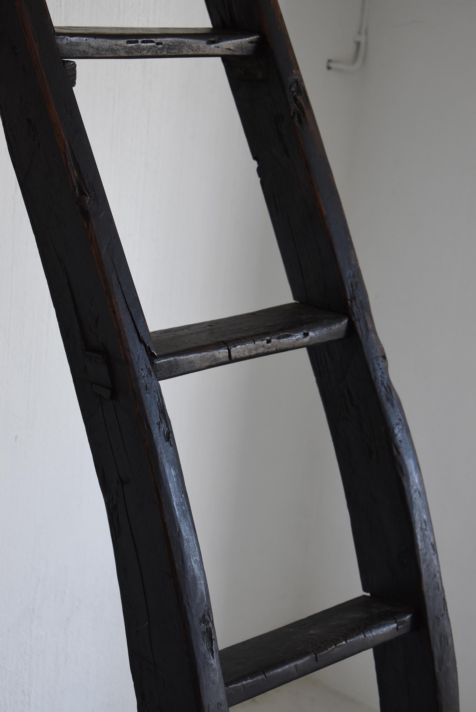 Japanese Old Wooden Ladder 1800s-1860s/Antique Rack Wabisabi Art Art In Good Condition In Sammu-shi, Chiba