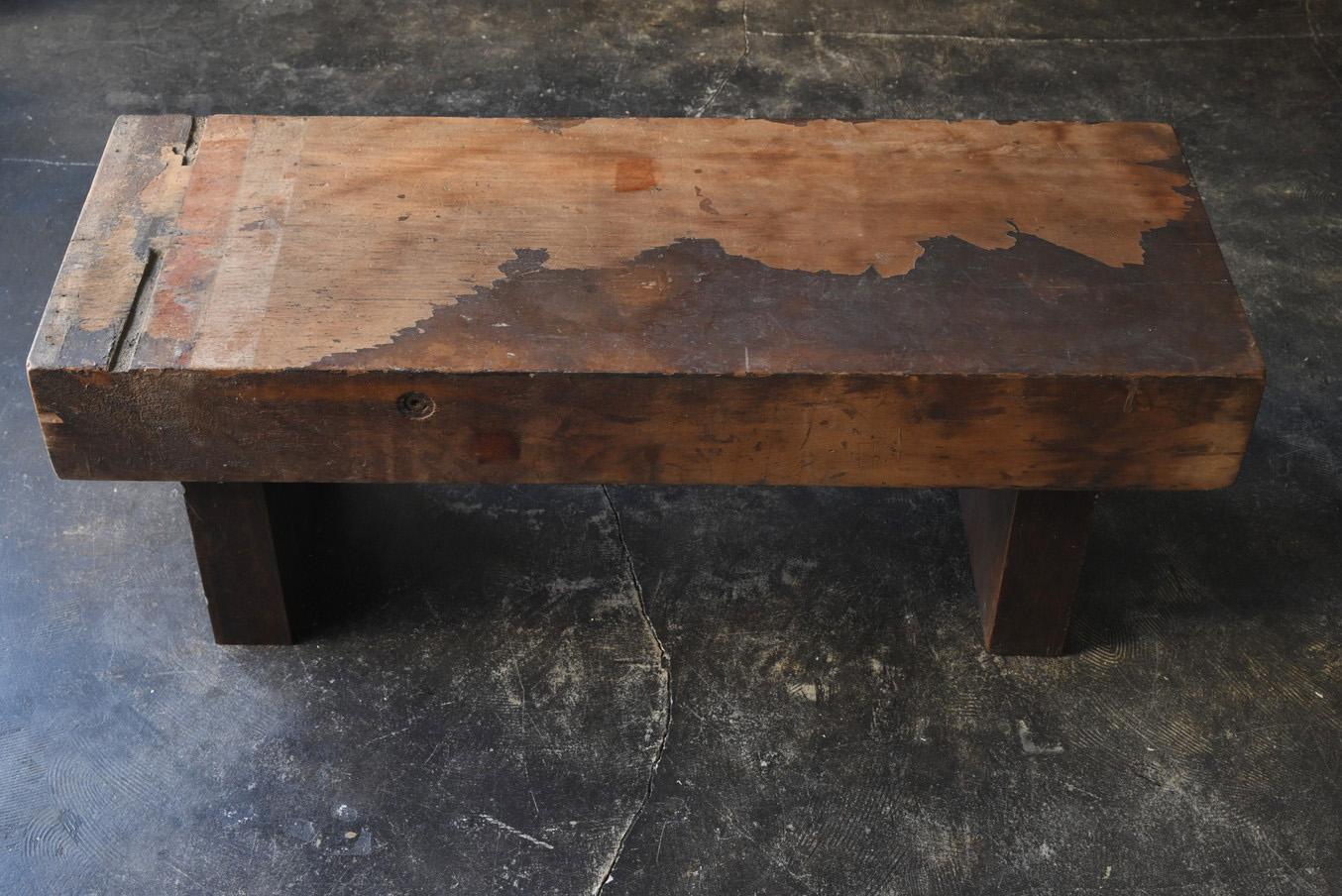 I would like to introduce you to a very cool low table.
The top plate is an old work board used by Japanese craftsmen.
In addition, the table base is made from a work board used by craftsmen in the 1900s.
The table base and top plate are not