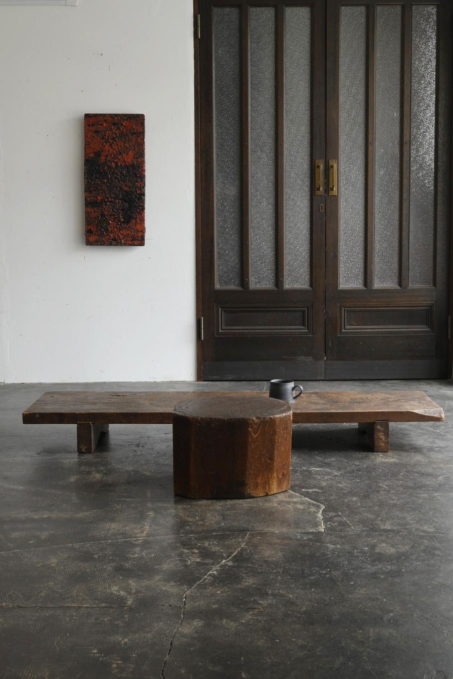 We would like to introduce you to an old Japanese wooden low table with an attractive appearance.
This table was originally used as a workbench.
It is thought that it was used in private houses to cut cloth.
The material is horse chestnut.
Although