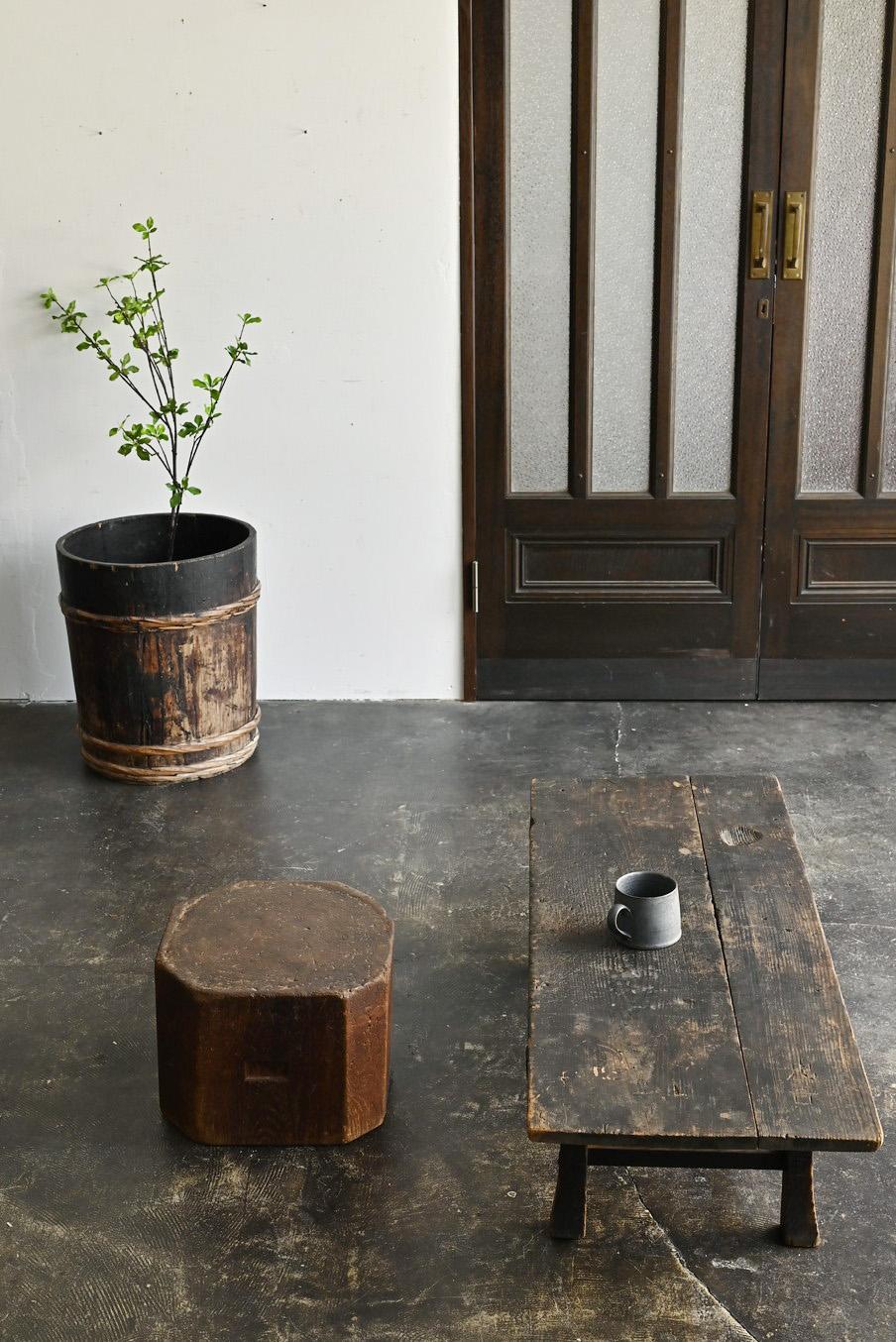 This is a rare Japanese antique wood black low table made in the late Edo to Meiji period.
All materials are cedar wood. Cedar is a tree that has been commonly used for Japanese tools and furniture since ancient times.
The rustic wood grain of the
