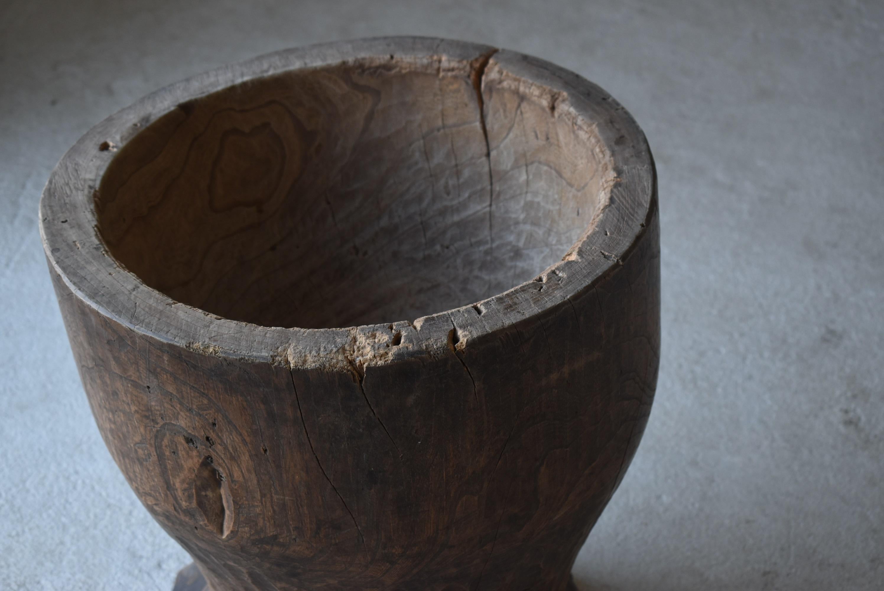 Old Japanese wooden mortar.
It is from the Meiji era (1860-1900s).
The material is zelkova.

It is a shape that is born only in the Tohoku region.
It's very rare.
It has a good shape and beautiful wood shades.

It weighs 22.5 kg.

It is