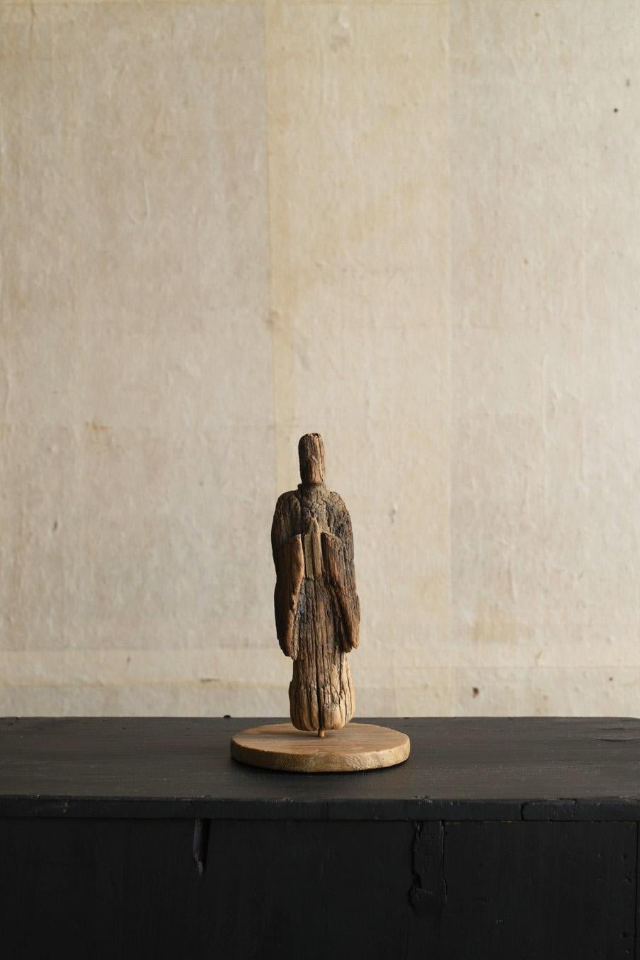 I was able to obtain a valuable Buddha statue.
This is a Buddhist statue made around the Edo period.

It is a small Buddha statue and is thought to be made of cedar or cypress wood.
There are some parts that are a little black, but this is probably