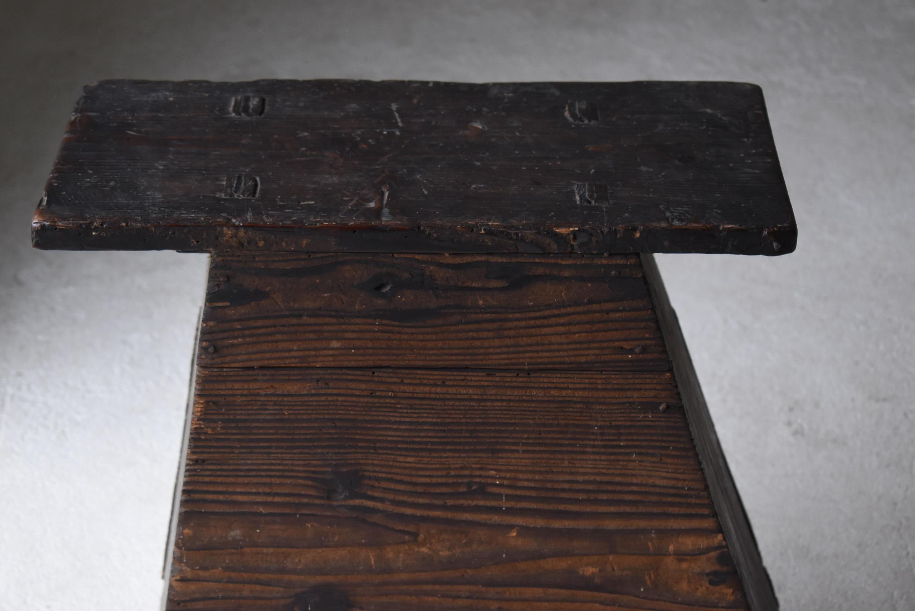 It is an old Japanese stepping stone.
It can also be used as a chair or stool.
It is an item from the Meiji era. (1860-1900s)
The material is cedar.

It was repaired in an old Japanese house and used with caution.
I feel a deep