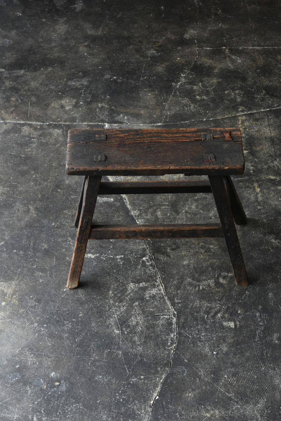 I would like to introduce a very nice stool. This is a wooden stool made in Japan from the Meiji to the early Showa period.

It must have been used with great care and for a very long time, so it is dark overall, the edges and corners of the wood