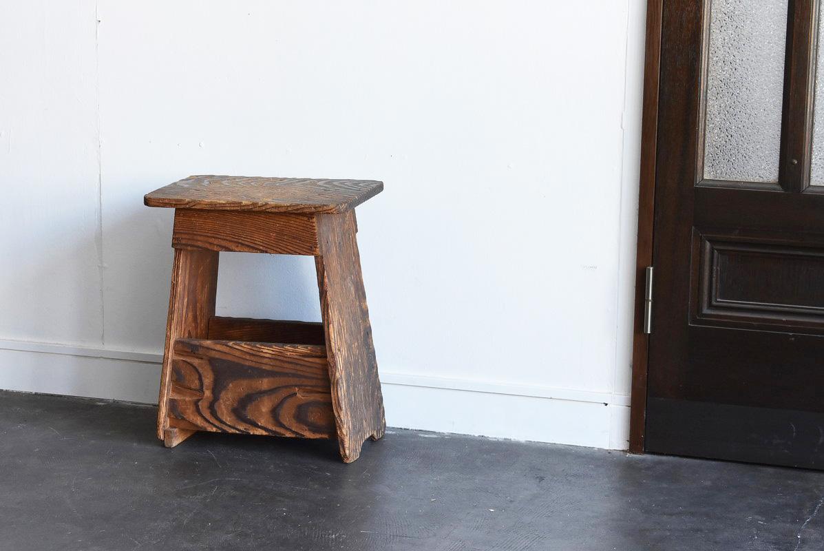 We are introducing old Japanese items that are likely to be available and are surprisingly difficult to obtain when you look for them.

It is an old stool from Japan around 1900-1950.
The material is cedar.
It has a simple design, but the grain