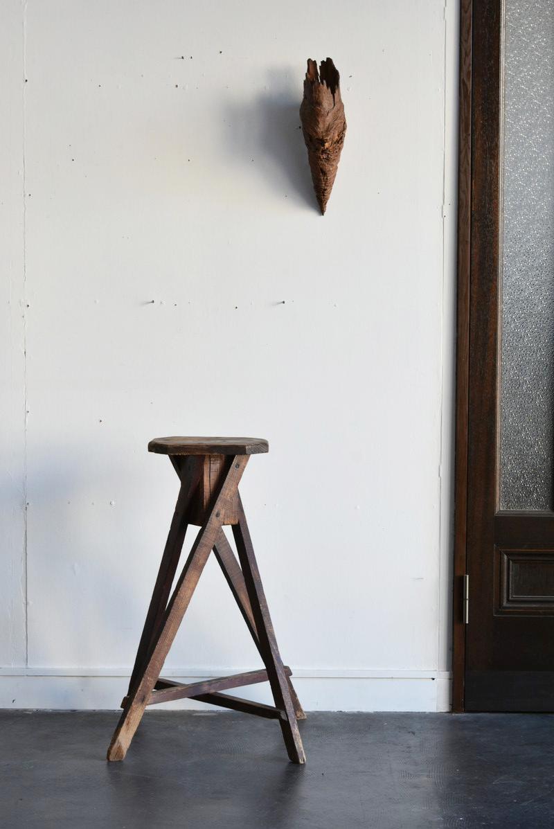 It is a stool made in Japan from the early to mid Showa period (1940 to 1970).
It is light weight and weighs 2.1 kg.
It has a simple structure, but it is cool.
It is the minimum necessary design, but it has a solid structure.

There is some