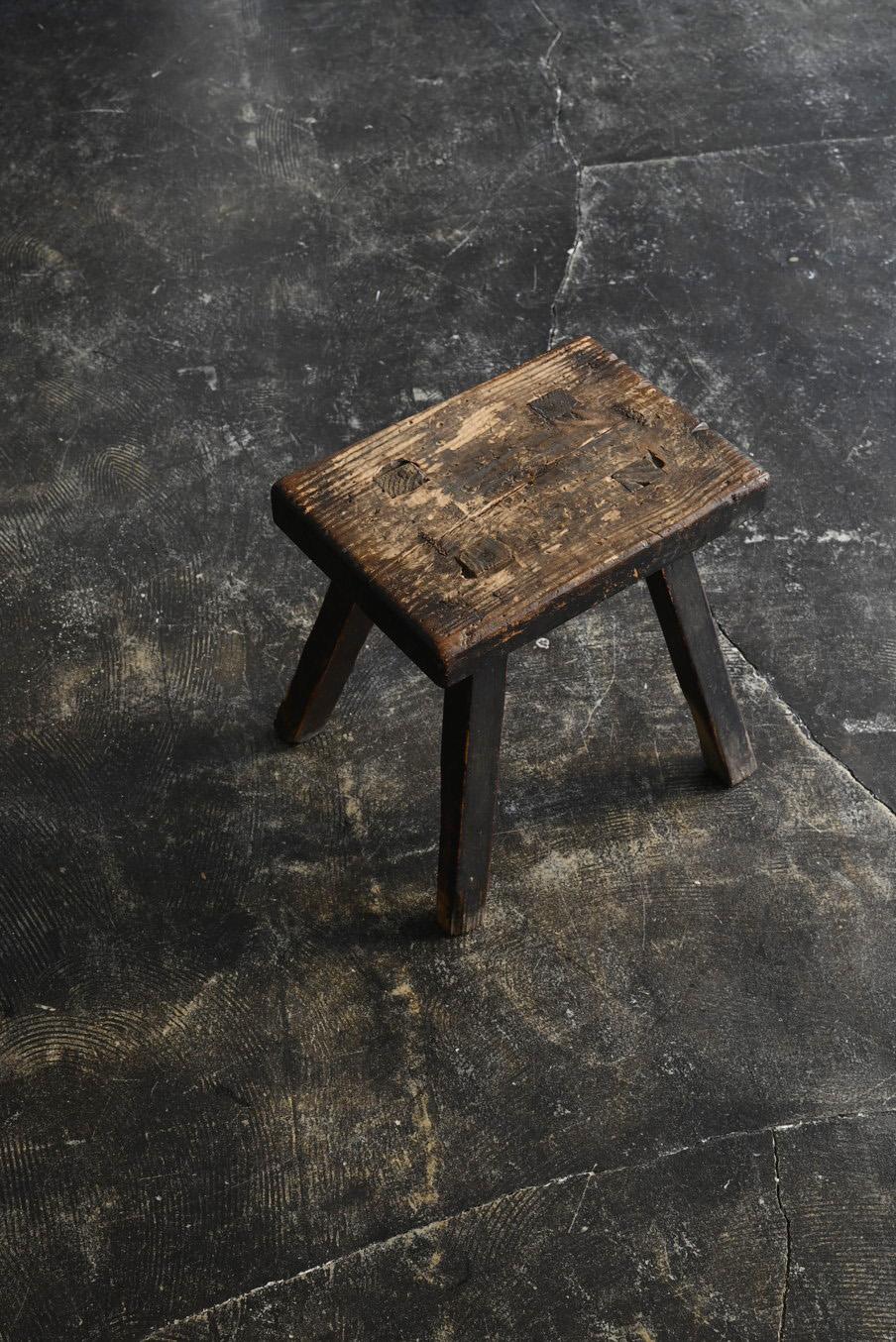This is a wooden stool made from the Meiji period to the early Showa period in Japan.
It is thought to be a work stool used by craftsmen.
The material is believed to be cedar or pine.
Although it is a simple structure, the wood has a nice taste,