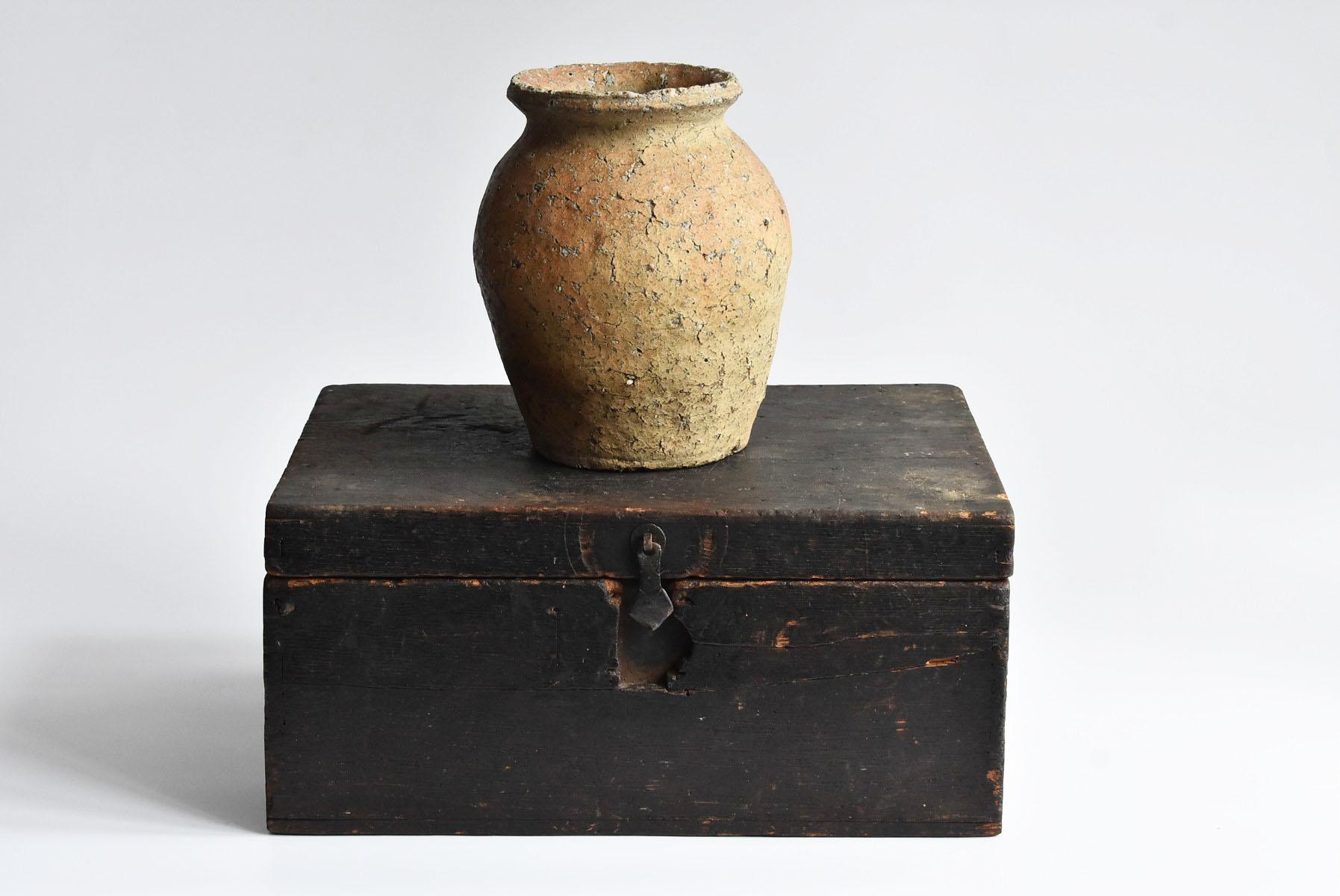 A tool box for merchants made from the late Edo period to the Meiji period in Japan.

It was used to put tools and various things such as stationery and documents.

It has been used for many years and has become black due to smoke from the