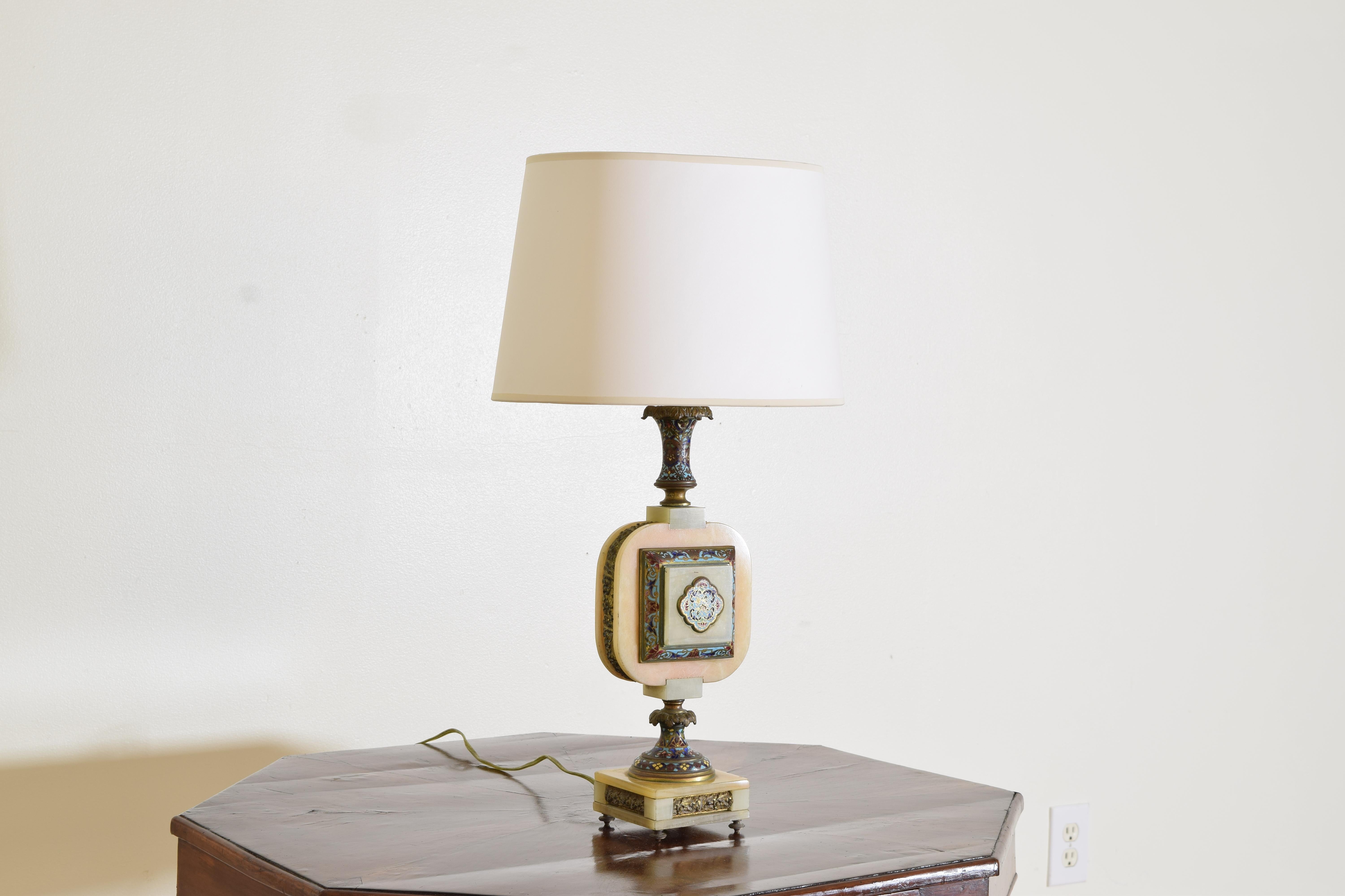 Japonais Lampe de table japonaise en onyx et émail cloisonné, 1er quart du 20e siècle en vente