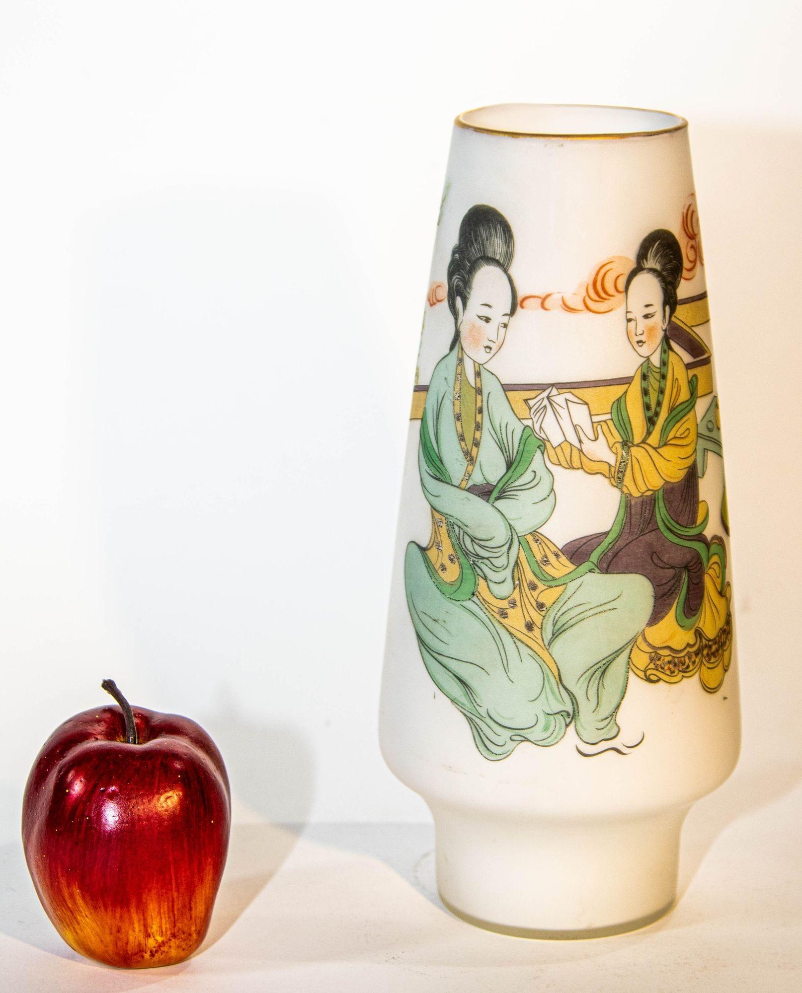 Vase japonais en verre blanc opalin peint à la main avec des Geishas 1950s en vente 4
