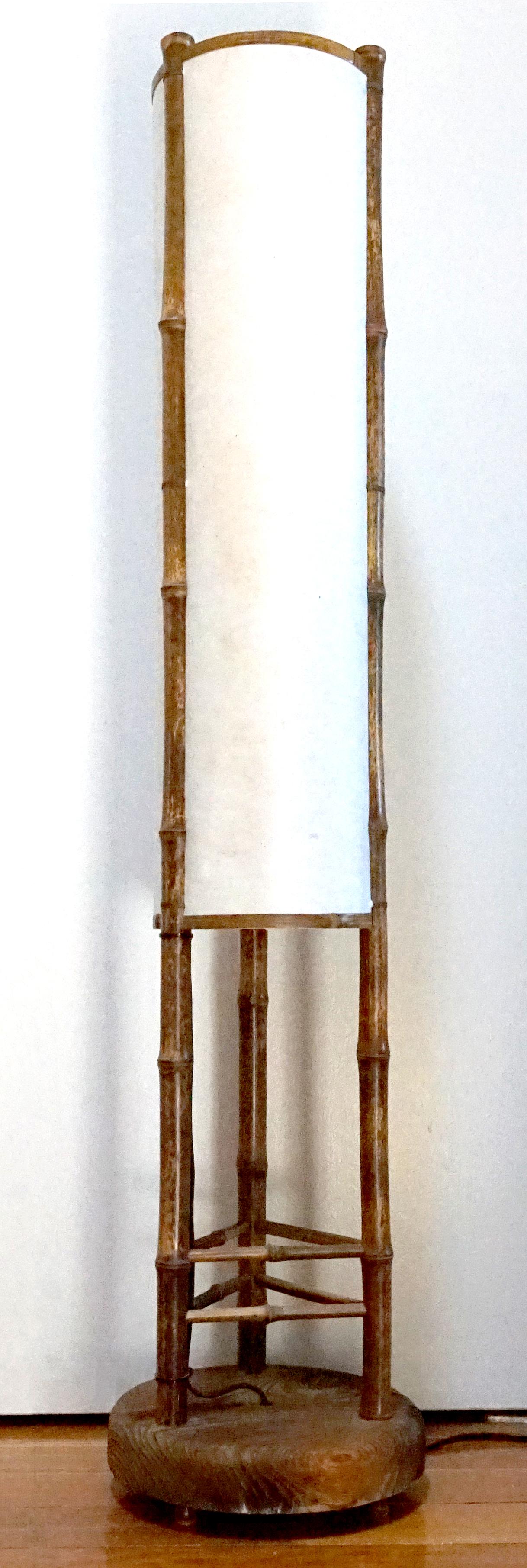 Cette lampe était accompagnée de plusieurs autres pièces uniques d'un collectionneur offertes aux enchères. Il crée une belle silhouette et la base ronde en bois le rend très solide. Il n'utilise qu'une petite lampe de la taille d'un arbre de Noël,