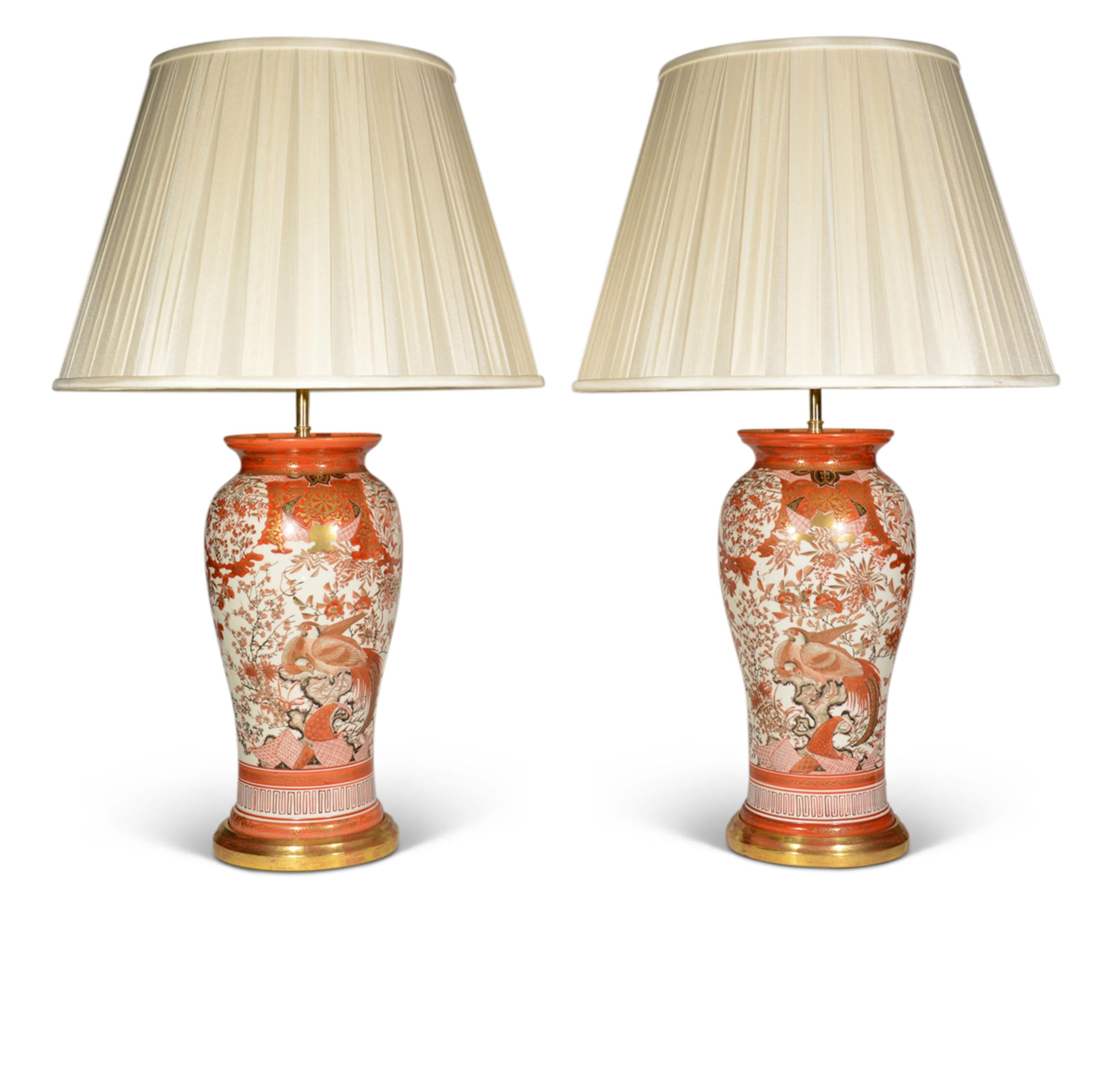 Pareja de Lámparas de Mesa Japonesas Kutani Naranja y Doradas del Siglo XIX Japonés en venta