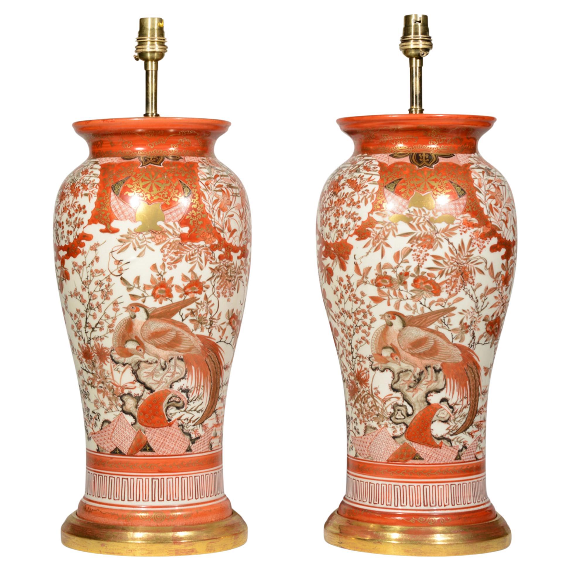Pareja de Lámparas de Mesa Japonesas Kutani Naranja y Doradas del Siglo XIX en venta