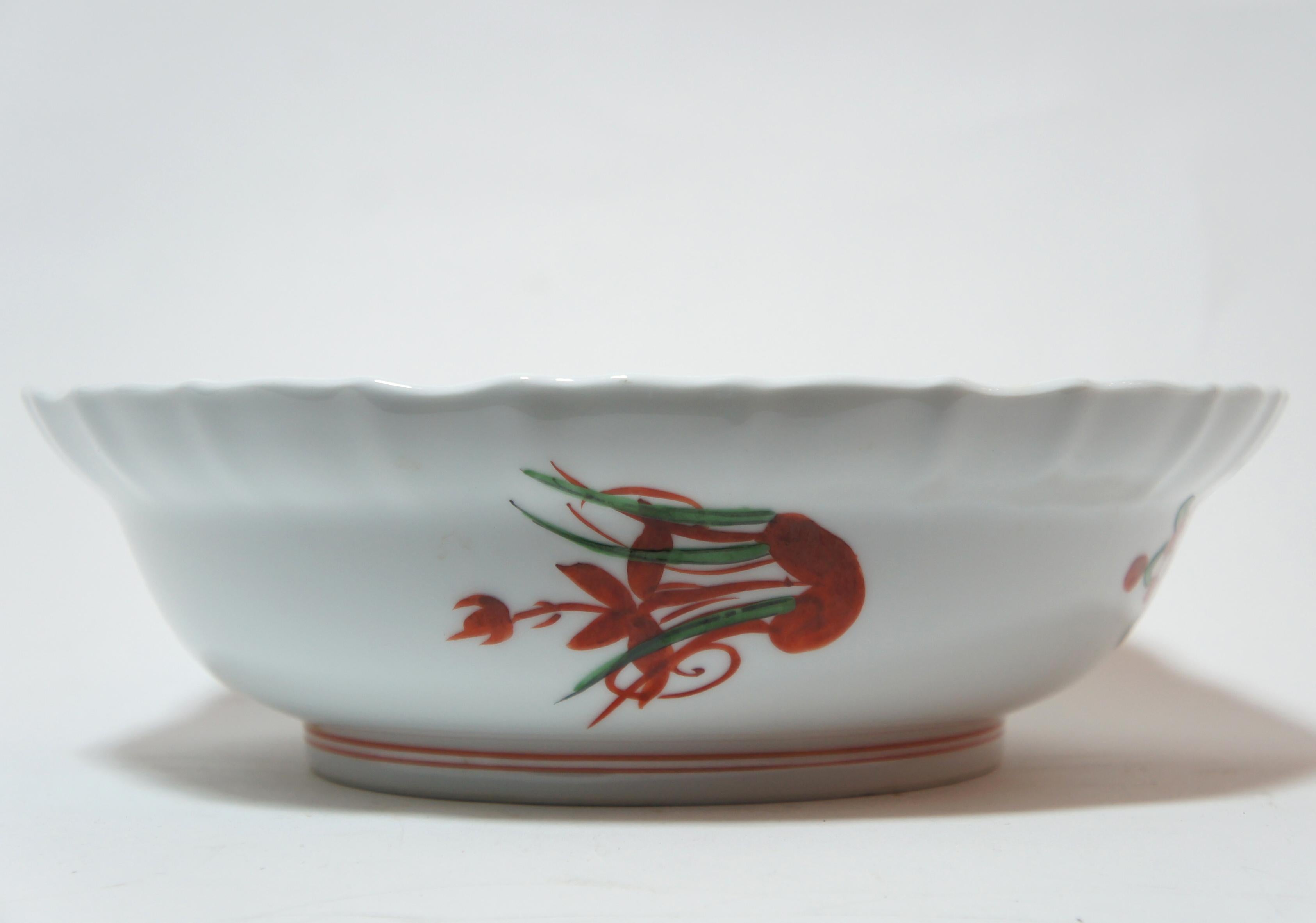 Japanese Orange Red and Green Colors Arabesque Pattern, Sehyou Kiln Bowl, 1970s In Excellent Condition For Sale In Paris, FR