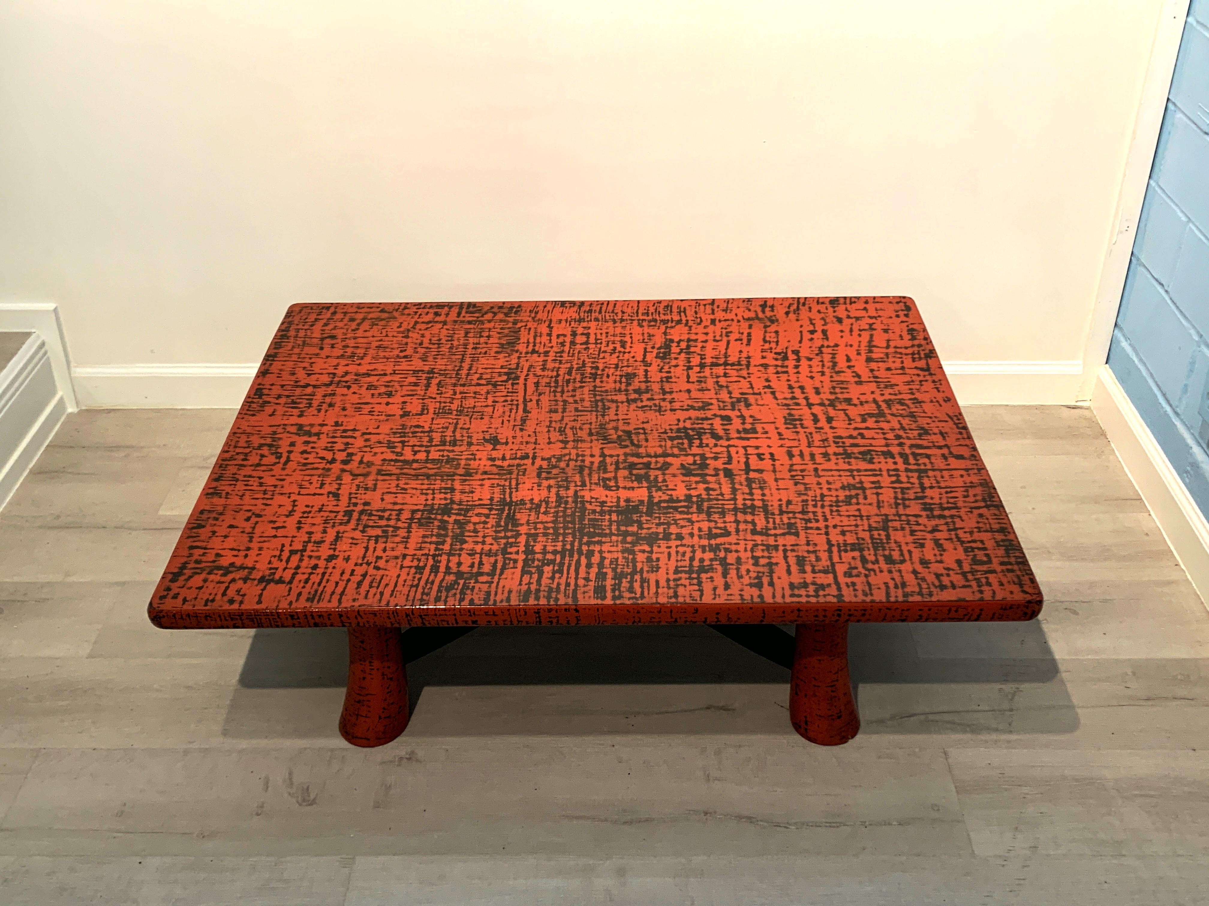 Remarquable table basse japonaise en laque rouge-orange pour le thé ou le café, décorée selon la technique de la laque negoro, période Taisho, années 1920, Japon.

De conception simpliste, la table a un profil magnifique, de grandes lignes et une