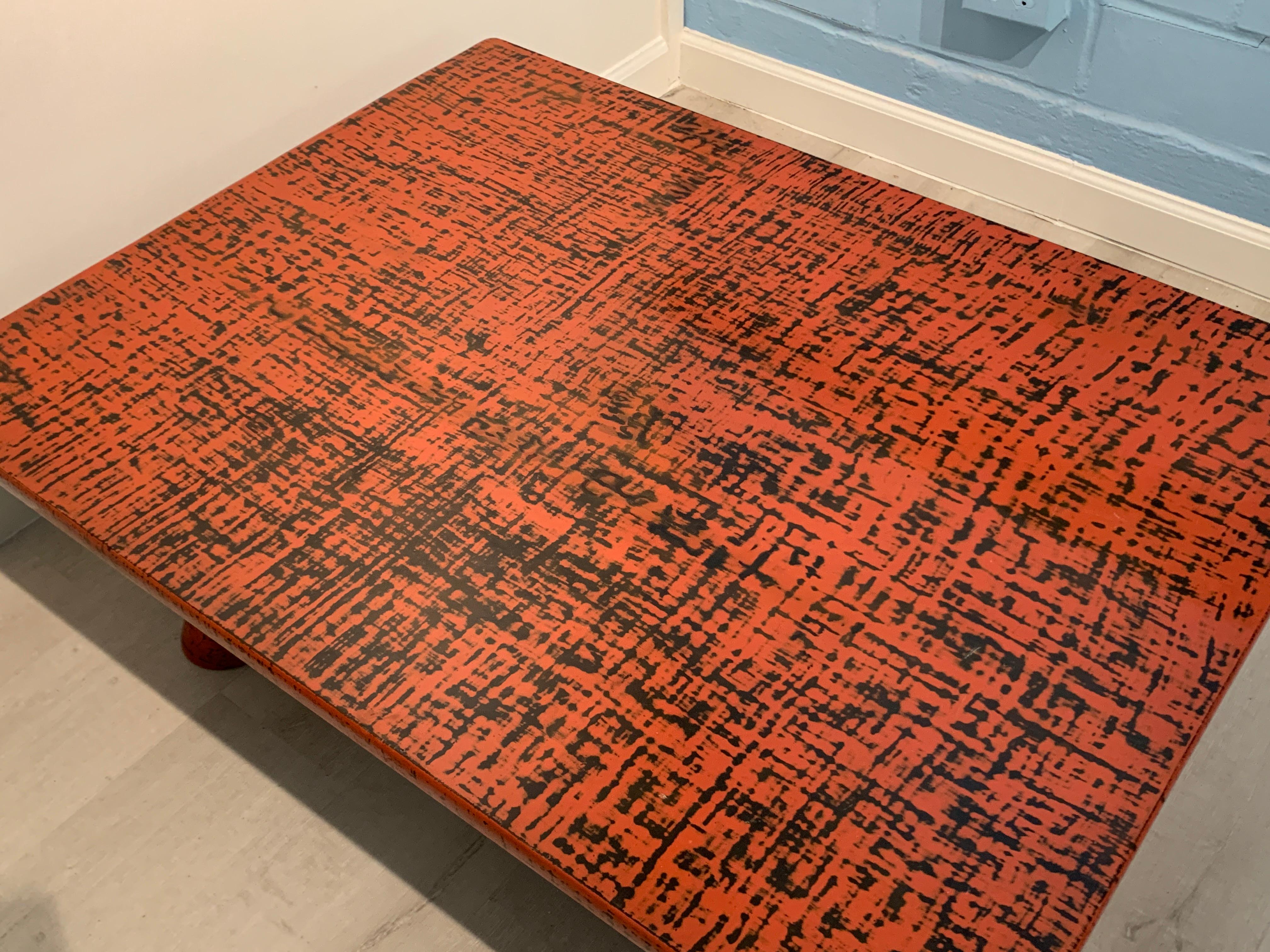 Niedriger japanischer Negoro-Lack-Tisch in Orange und Rot, Taisho-Periode, 1920er Jahre (Lackiert) im Angebot