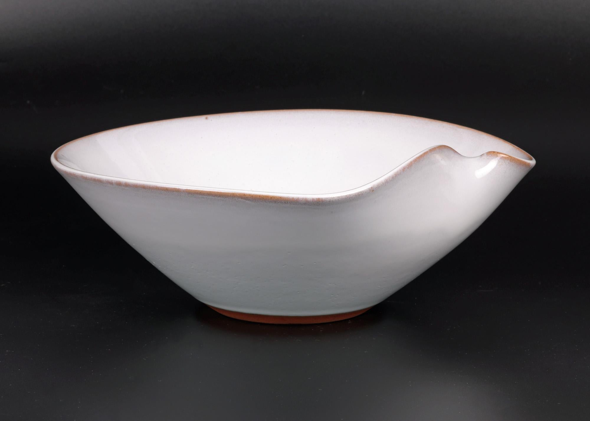 Japanische organisch geformte, weiß glasierte Studio-Keramikschale (Steingut) im Angebot