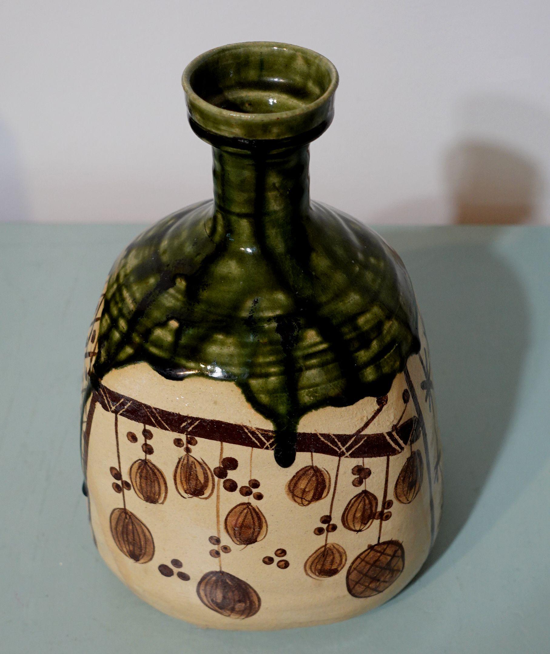 Japanese Oribe Stoneware/Sake Vase w/ Box by Master Takiguchi Kiheiji 瀧口喜兵爾 For Sale 5